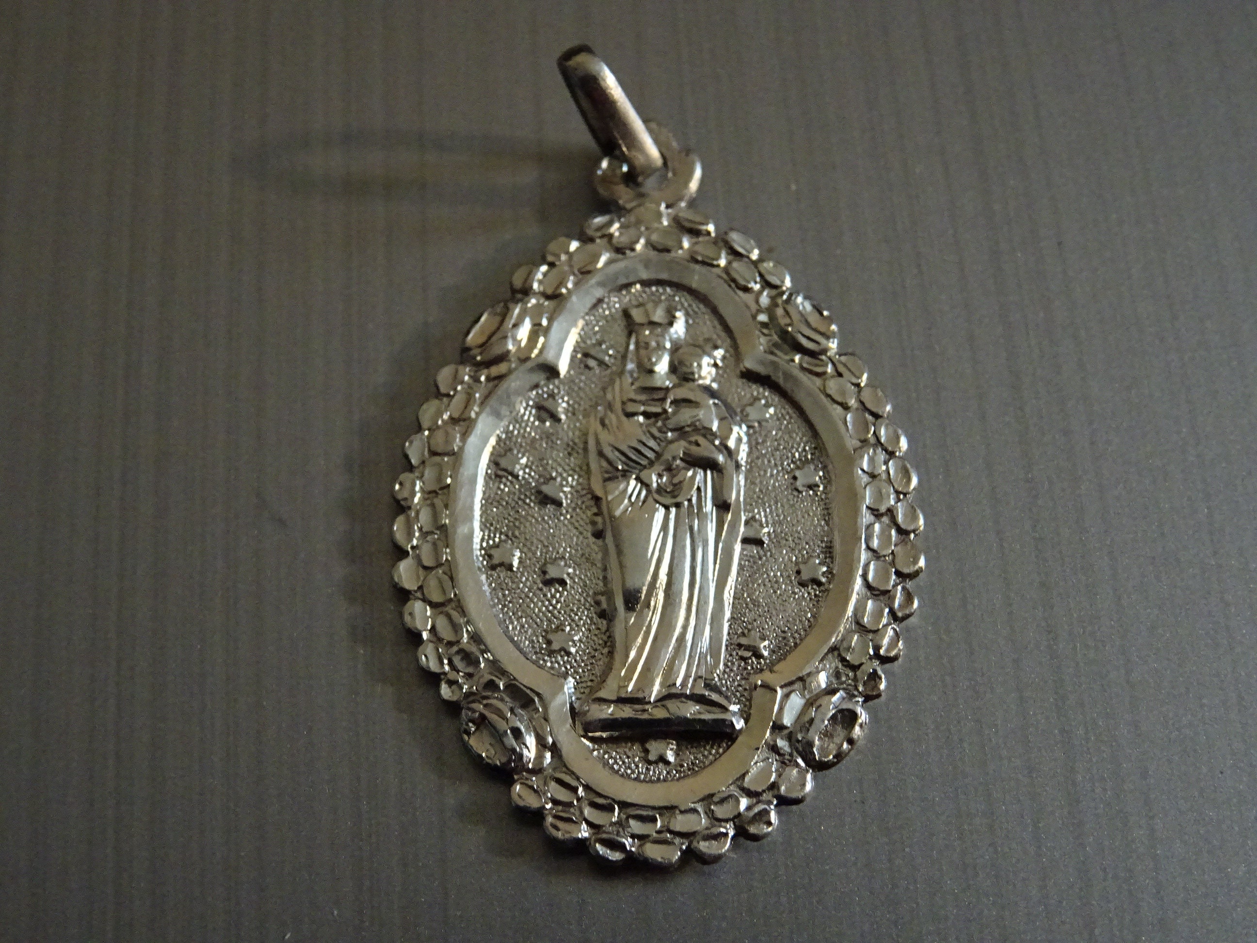 Notre-Dame. A Ingraving sur Le Dos. Médaillon Médaille Religieux Saint Charme Pendent Vintage D 49