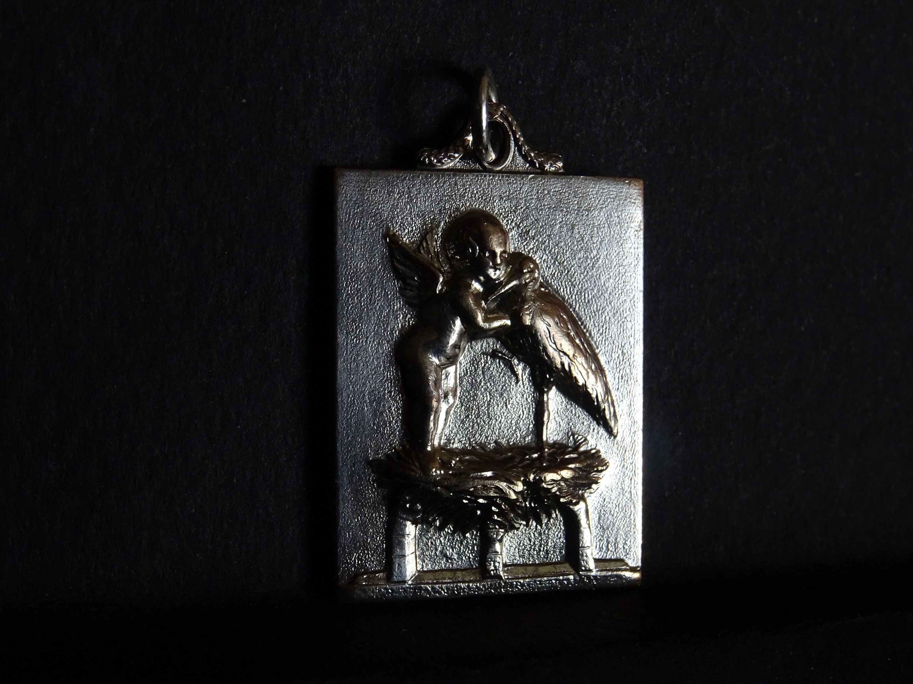 Cherub Cupidon Eros Stork Bird Nest Pendent Médaillon Medaille Vintage Religieux Holy Charm