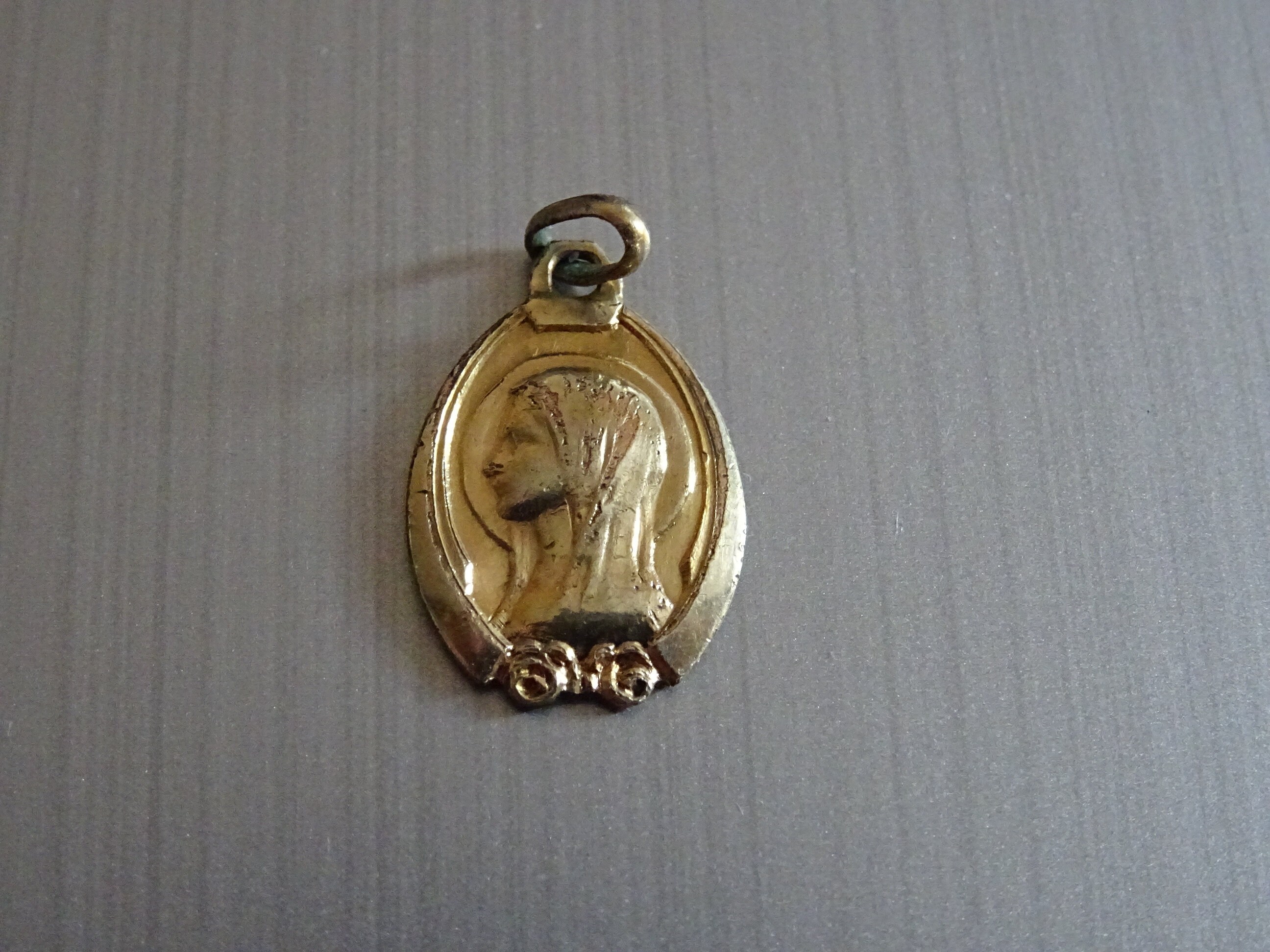 Vierge Marie et Roses. Couleur Or. Médaille Du Saint Charme Pendentif Médaille Médaillon B 188