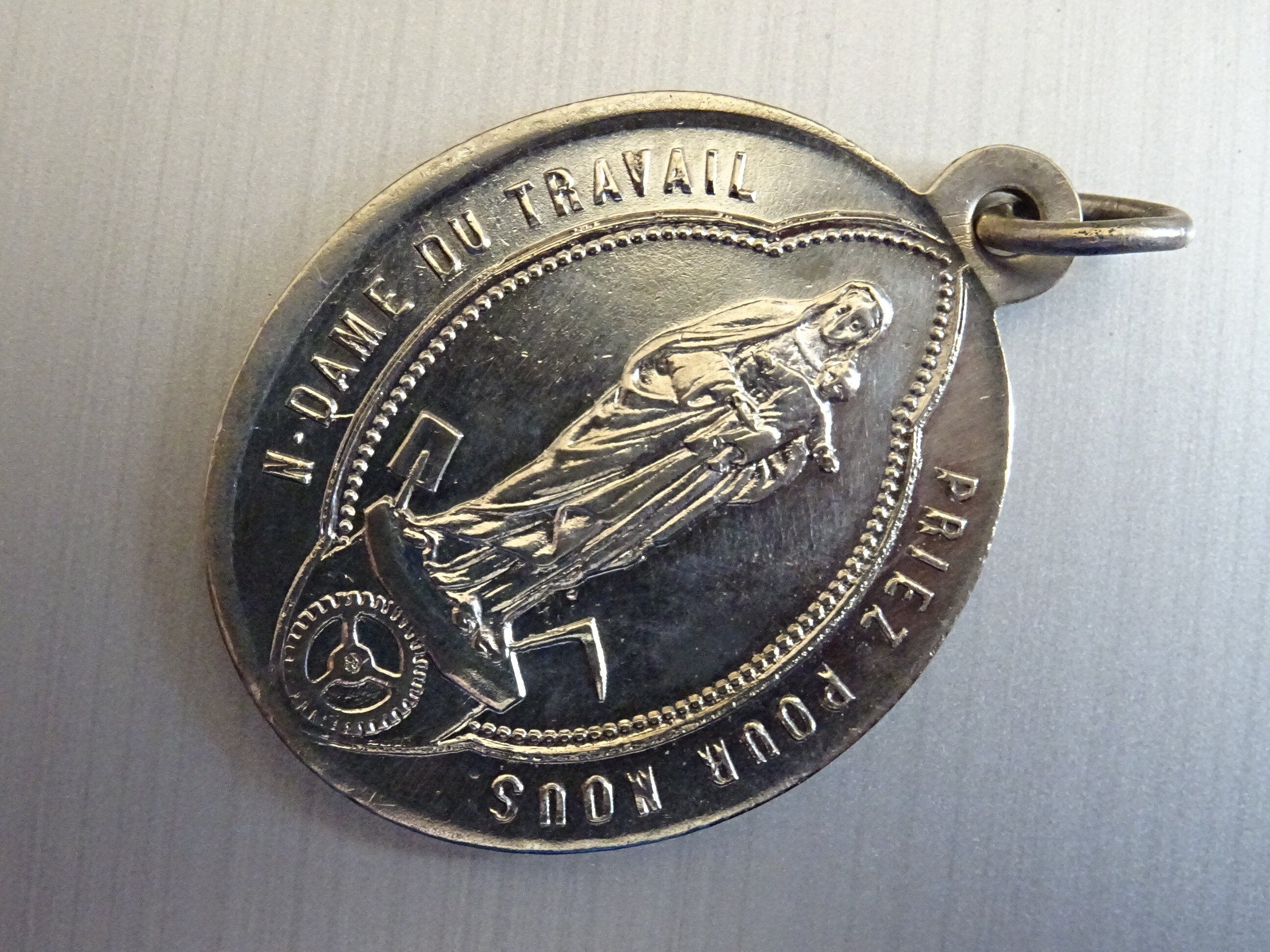 Notre Dame Du Travail. Souvenir de Fayt. Pendentif Catholique Médaillon Saint Charme D 235