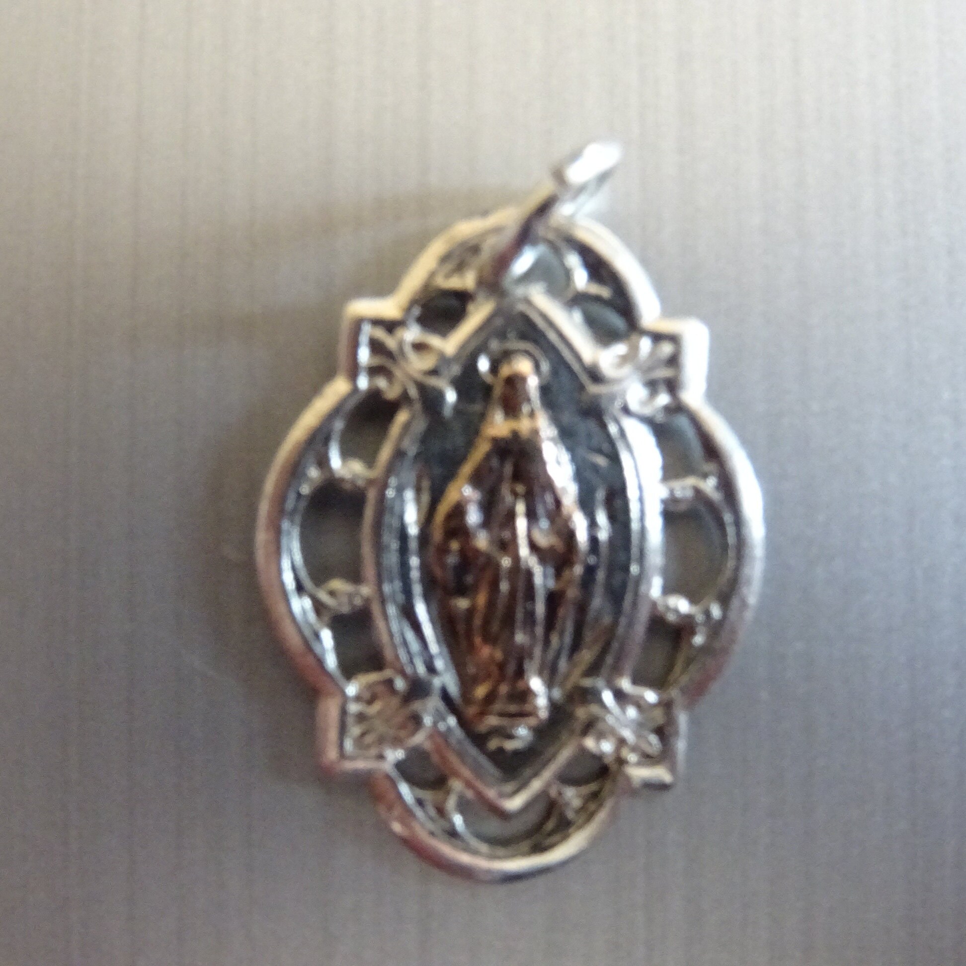 Antique Notre-Dame Du Monde. Couleur Or et Argent. Français. Pendentif Catholique Médaillon Saint Ch