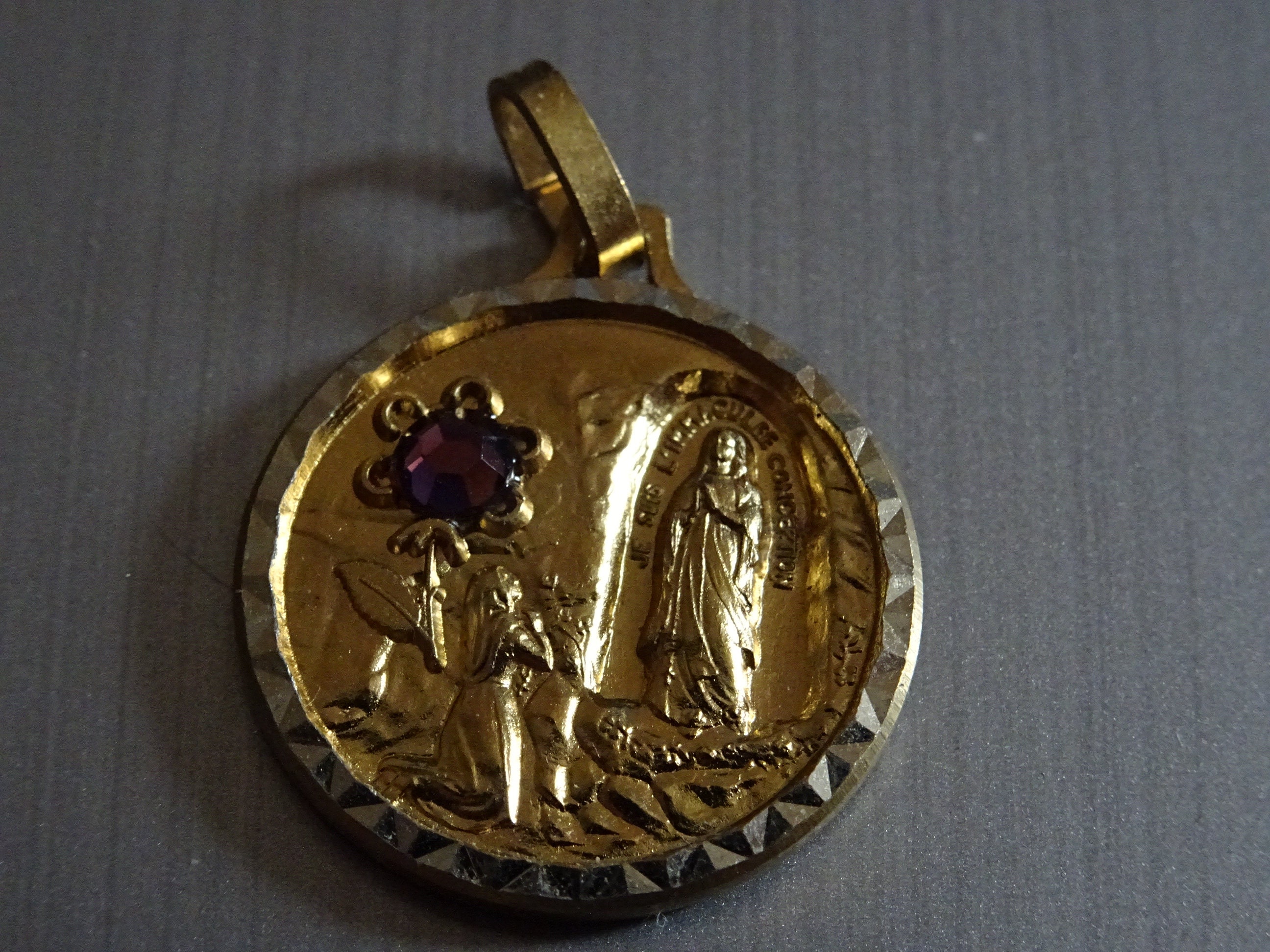 Millésime. Grotte Marie Notre-Dame de Lourdes avec Perle. Couleur Or. Pendentif Saint Charme Médaill