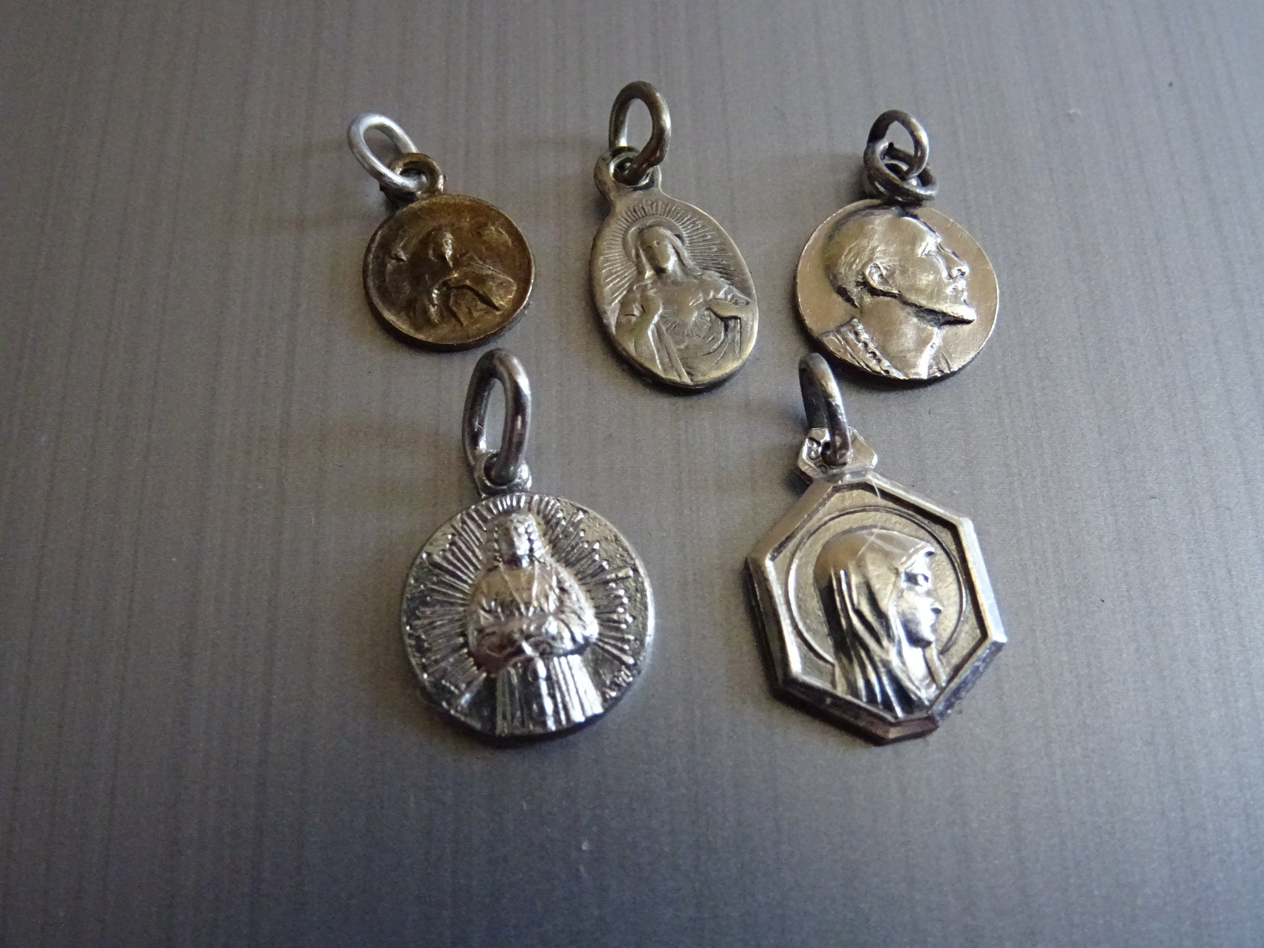 Lot 5 Vintage Tiny Français. Mary Holy Charm Medal Pendentif Médaille Médaillon Médaille Medaille B 