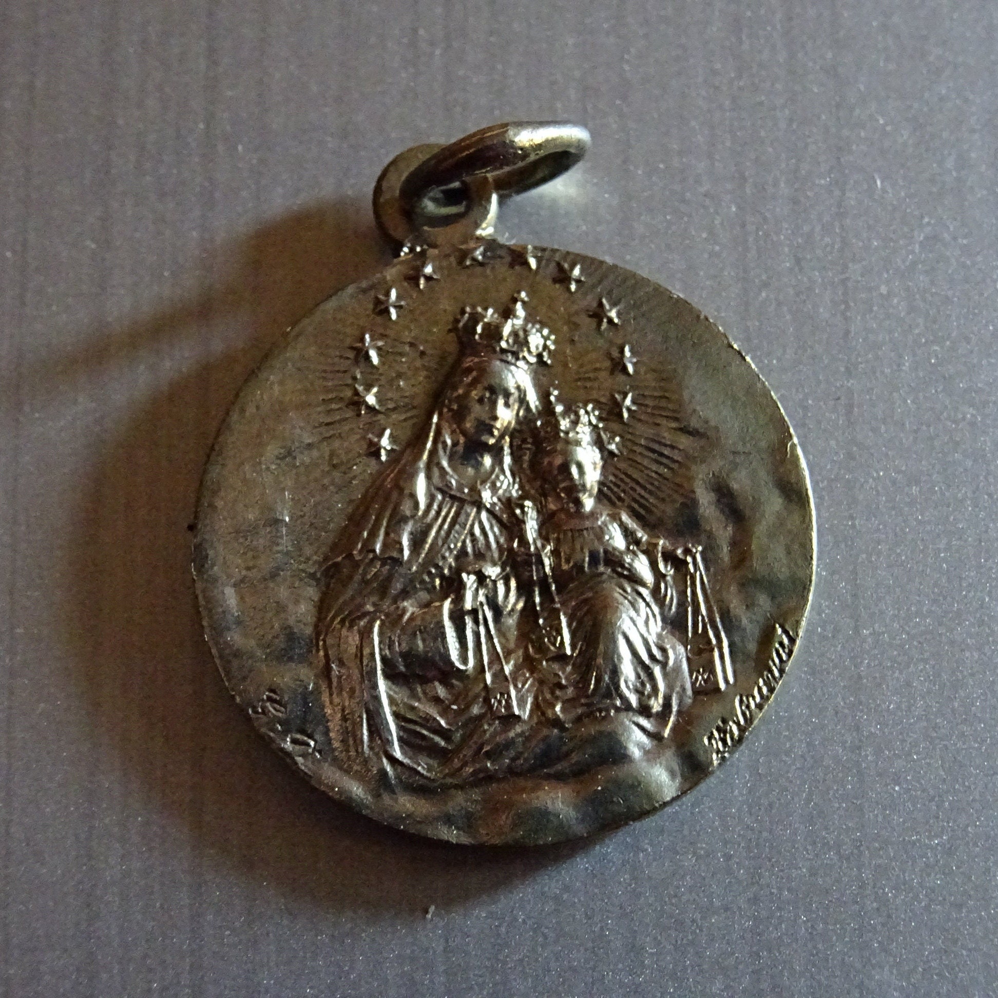 Sainte Anne. Signé André Lavrillier Ancienne Médaille Religieuse Médaille Pendente Saint Charme D 23