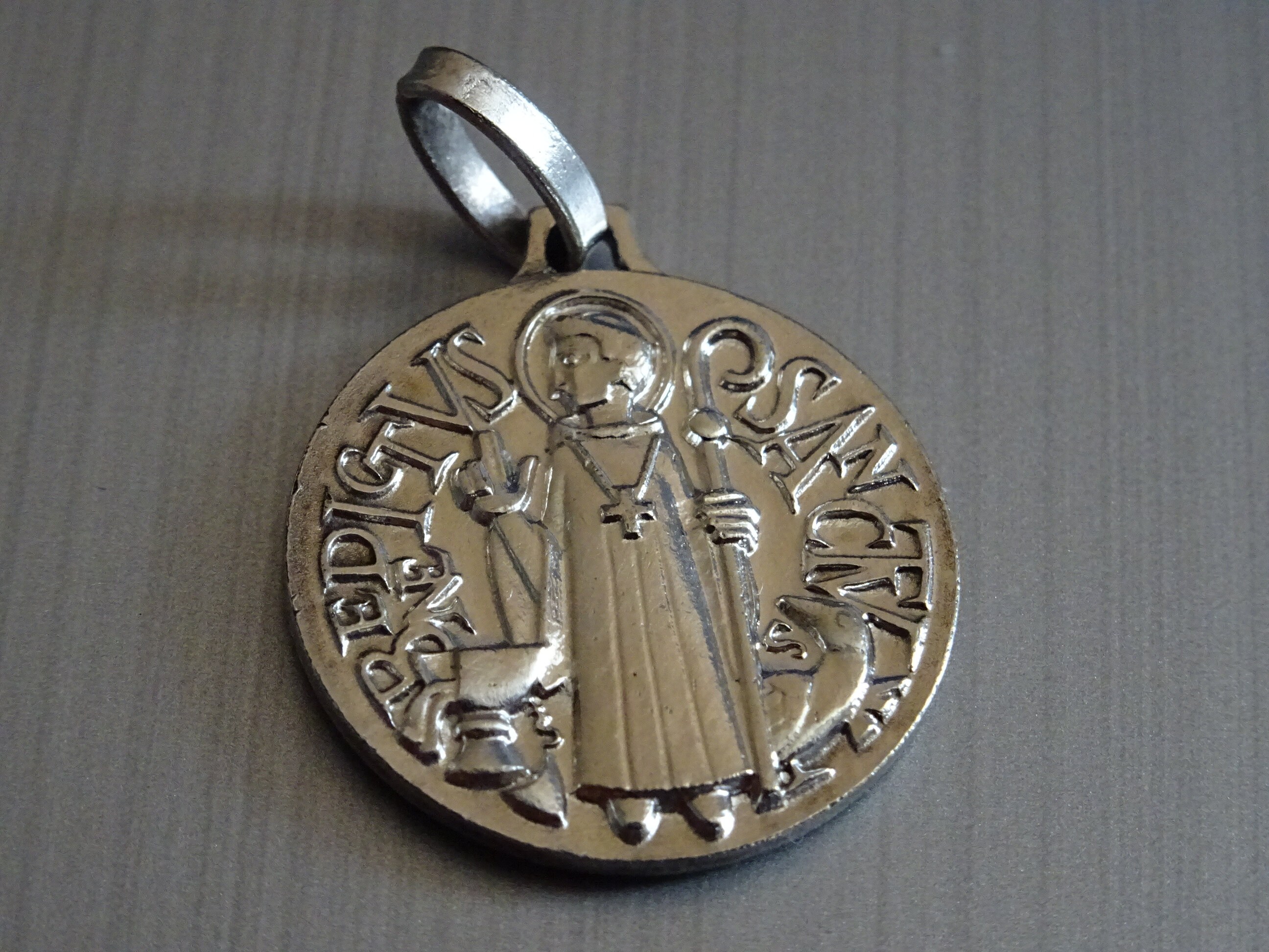 Benoît. Pendentif Catholique Antique Médaillon Saint Charme B 131