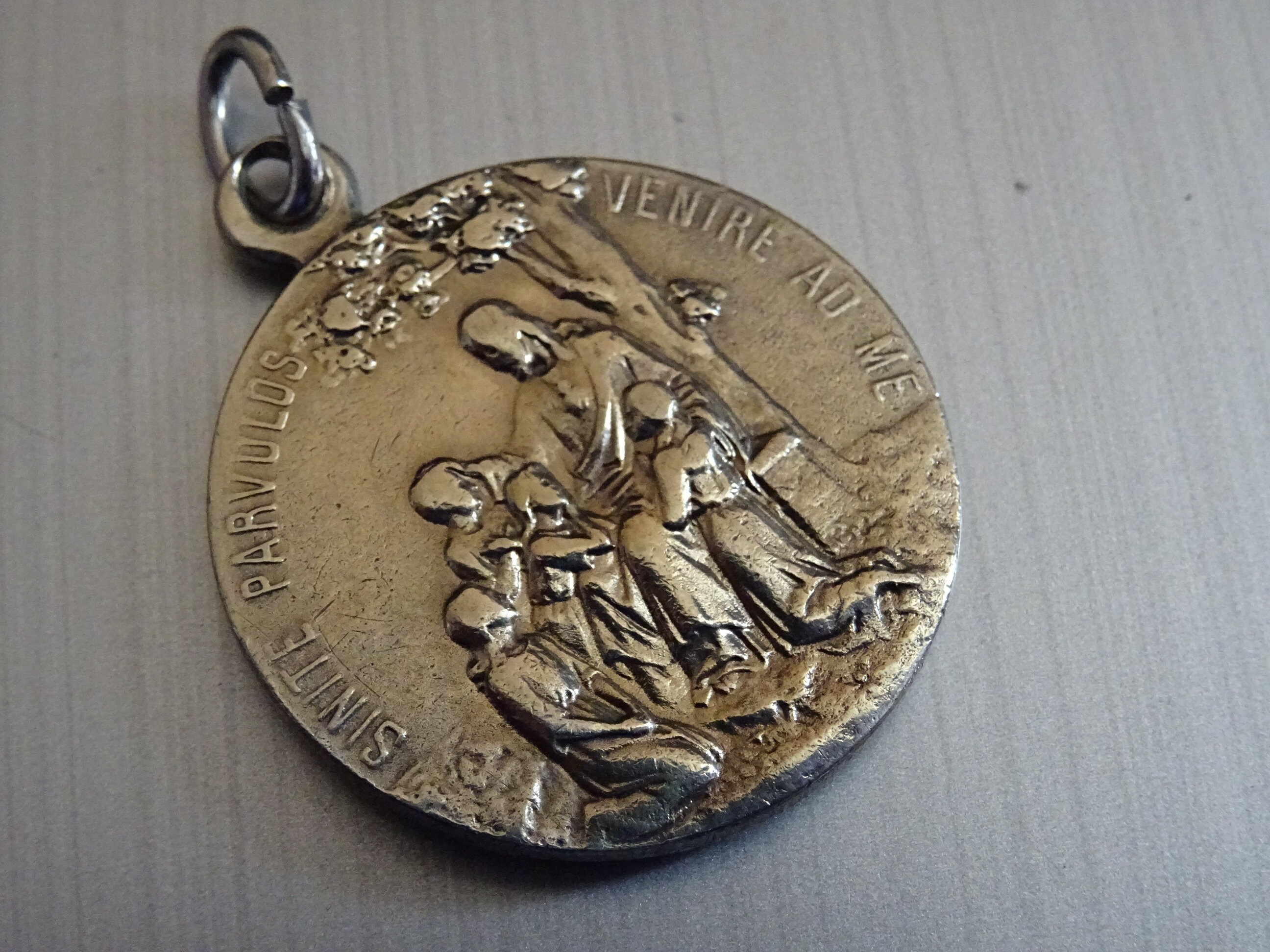 Permettez Aux Petits Enfants de Descendre. Viens Ton Royaume. Pendentif Vintage Catholique en Argent