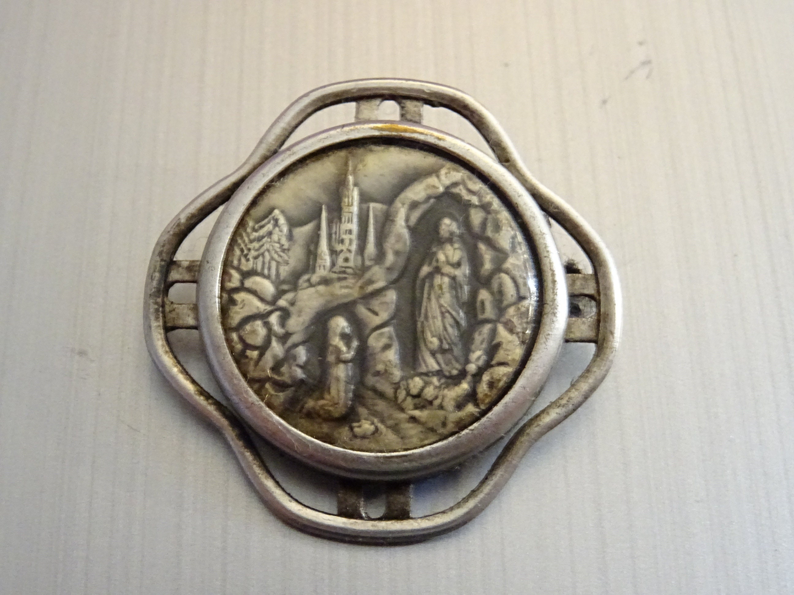 Grotte de Lourdes Lieu Des Apparitions La Vierge Marie. Broche. Vintage Religieux Saint Charme B 811