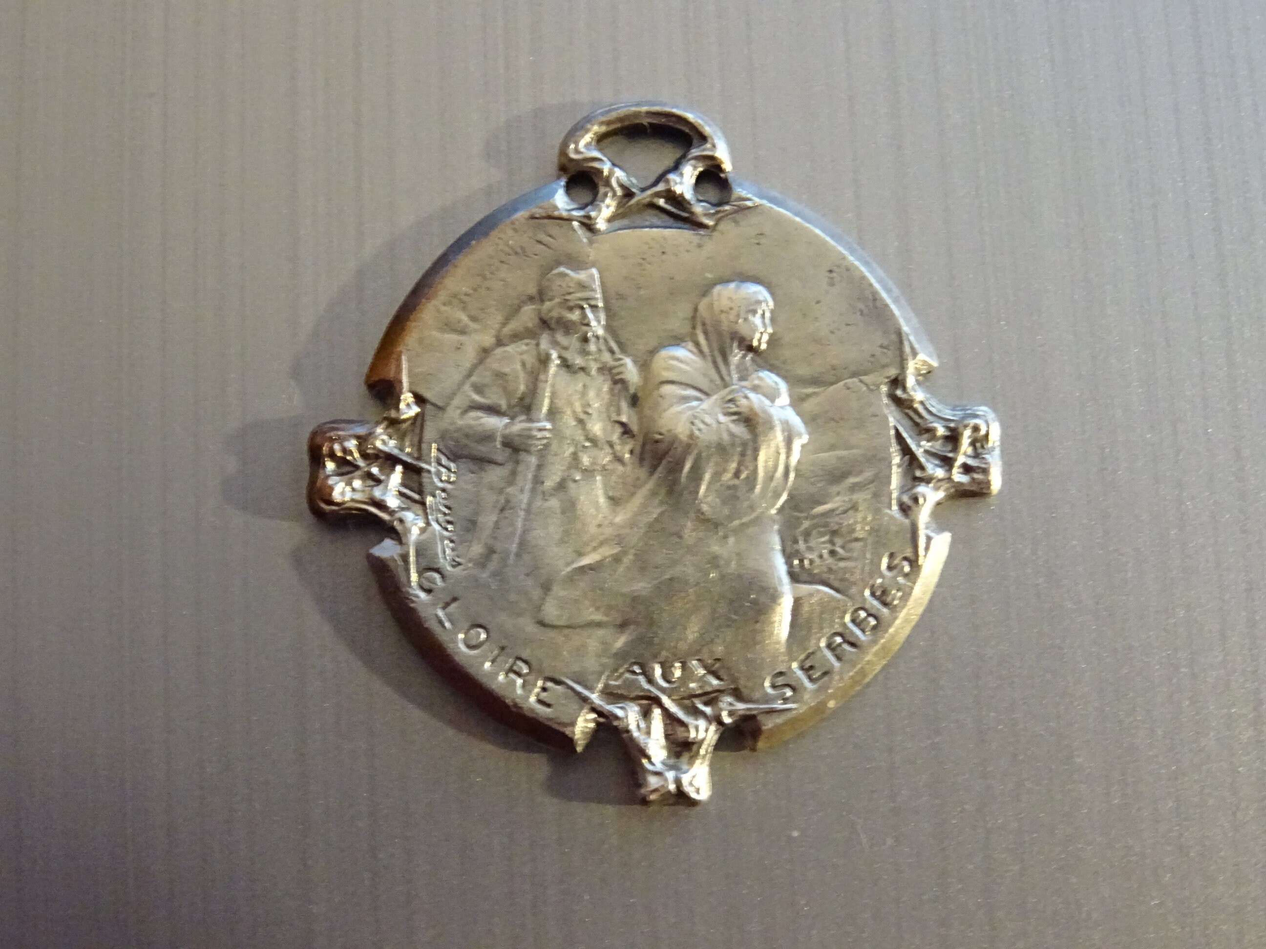 Gloire Aux Serbes, Fefugees Mère et Enfant. Charme Confort.1916. Pendentif Antique Bargas Signé. Méd