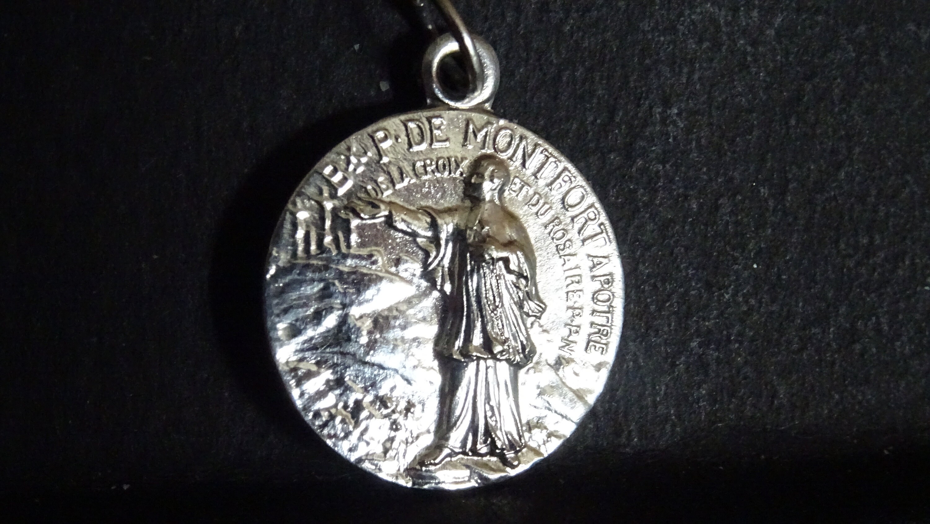 Grotte Du Père Montfort A Été Un Lieu de Pèlerinage Très Populaire. Médaillon Pendent Medaille Holy 