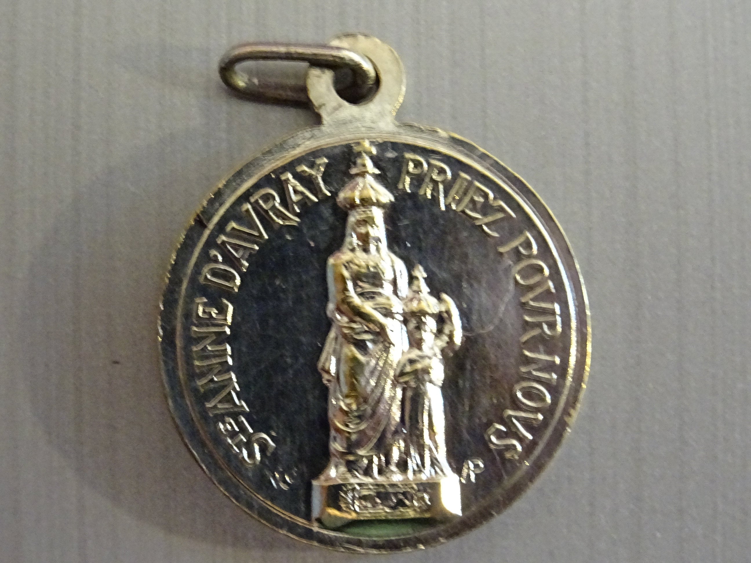 Saint Christophe et Sainte Anne d'avary. Vintage Religieux Français Pendentif Médaillon Saint Charme