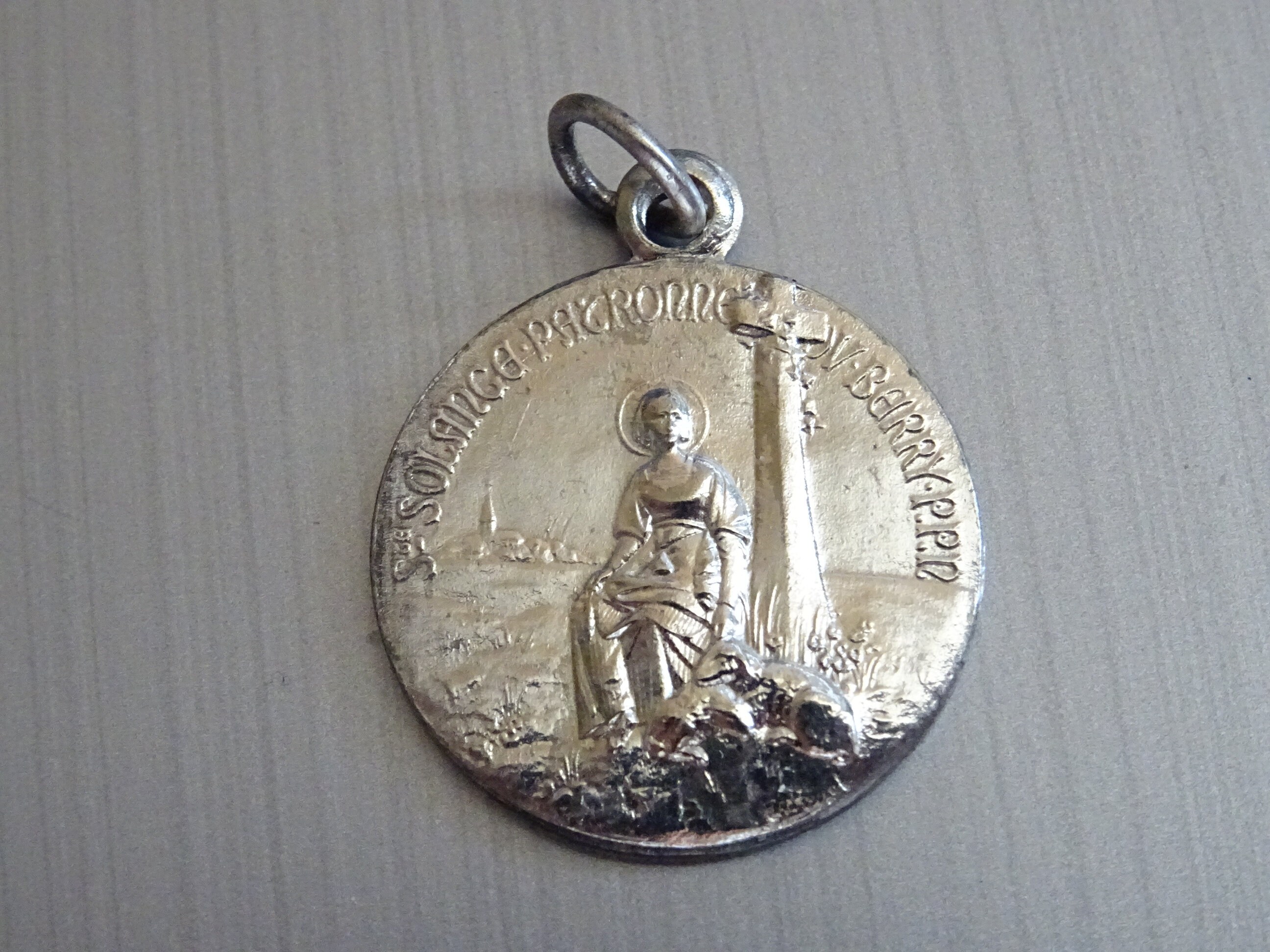 Sainte Solange. Était Le Patron de La Province Traditionnelle Du Berry, Médaille Médaillon Pendent M