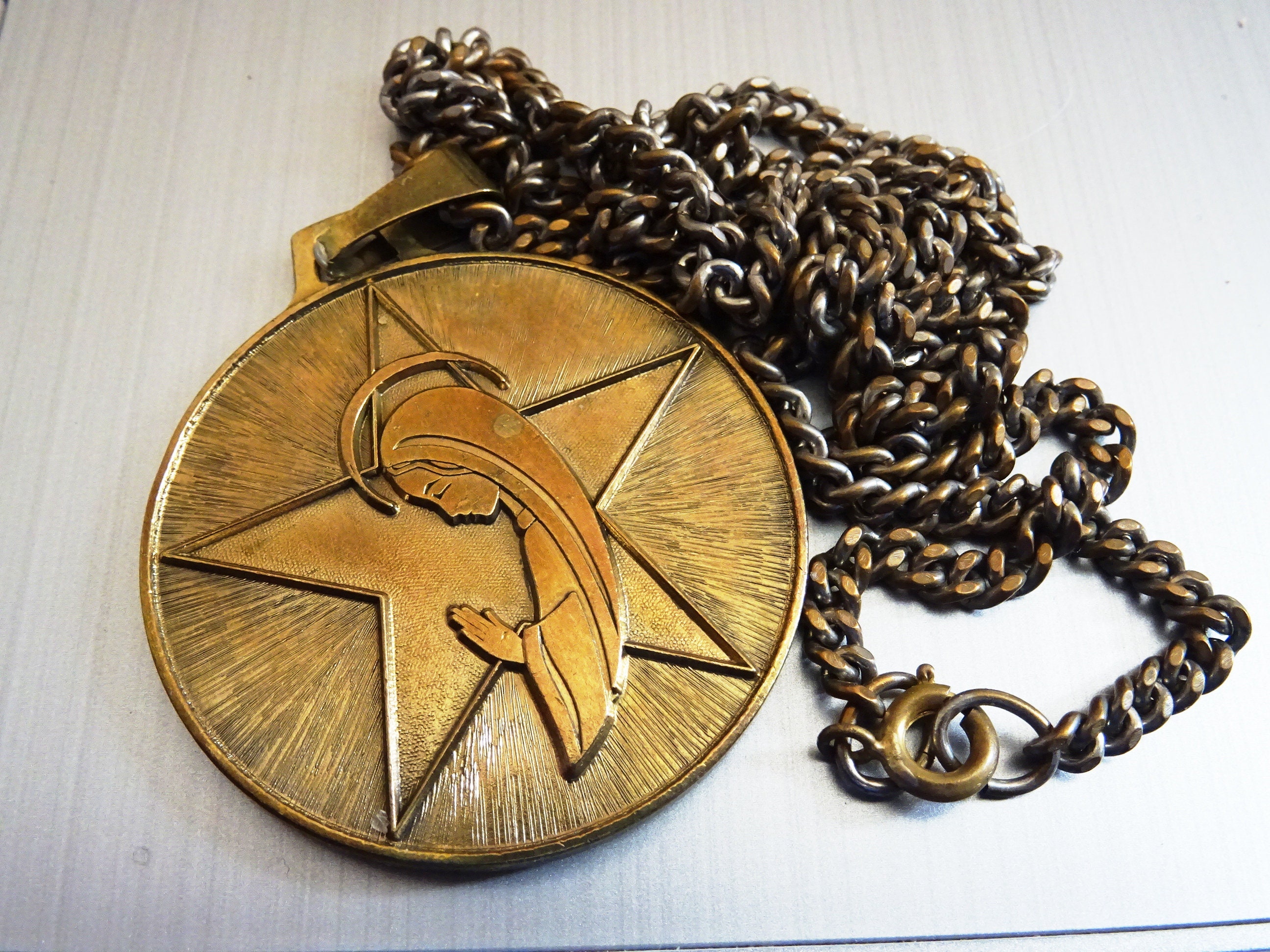 Grande Rita Ora avec Médaille à La Chaîne. Médaillon Pendentif. Saint Charme D 269