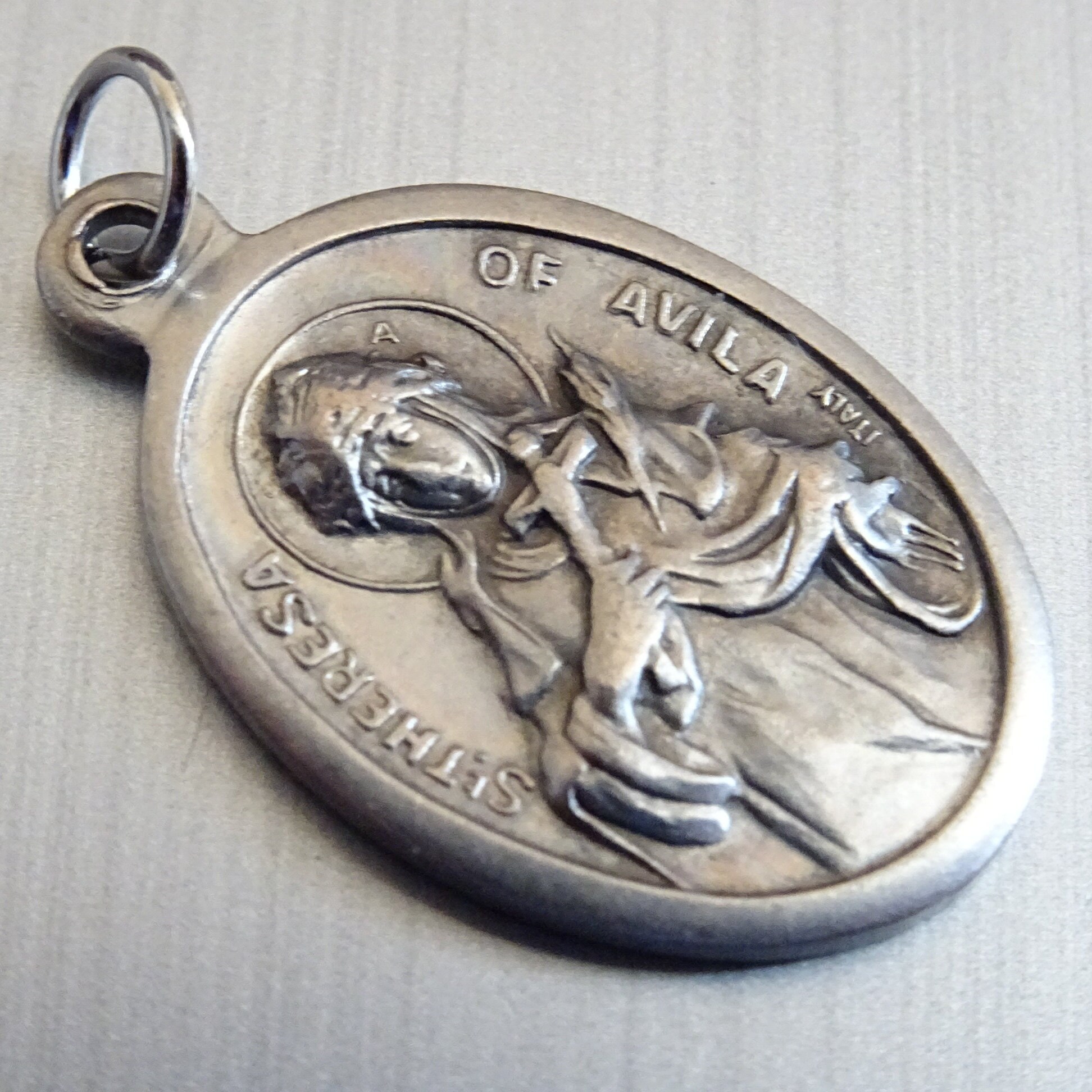 Sainte Thérèse Patronne Des Missions et Fleuristes. Médaille Médaillon Pendente Saint Charme D 118