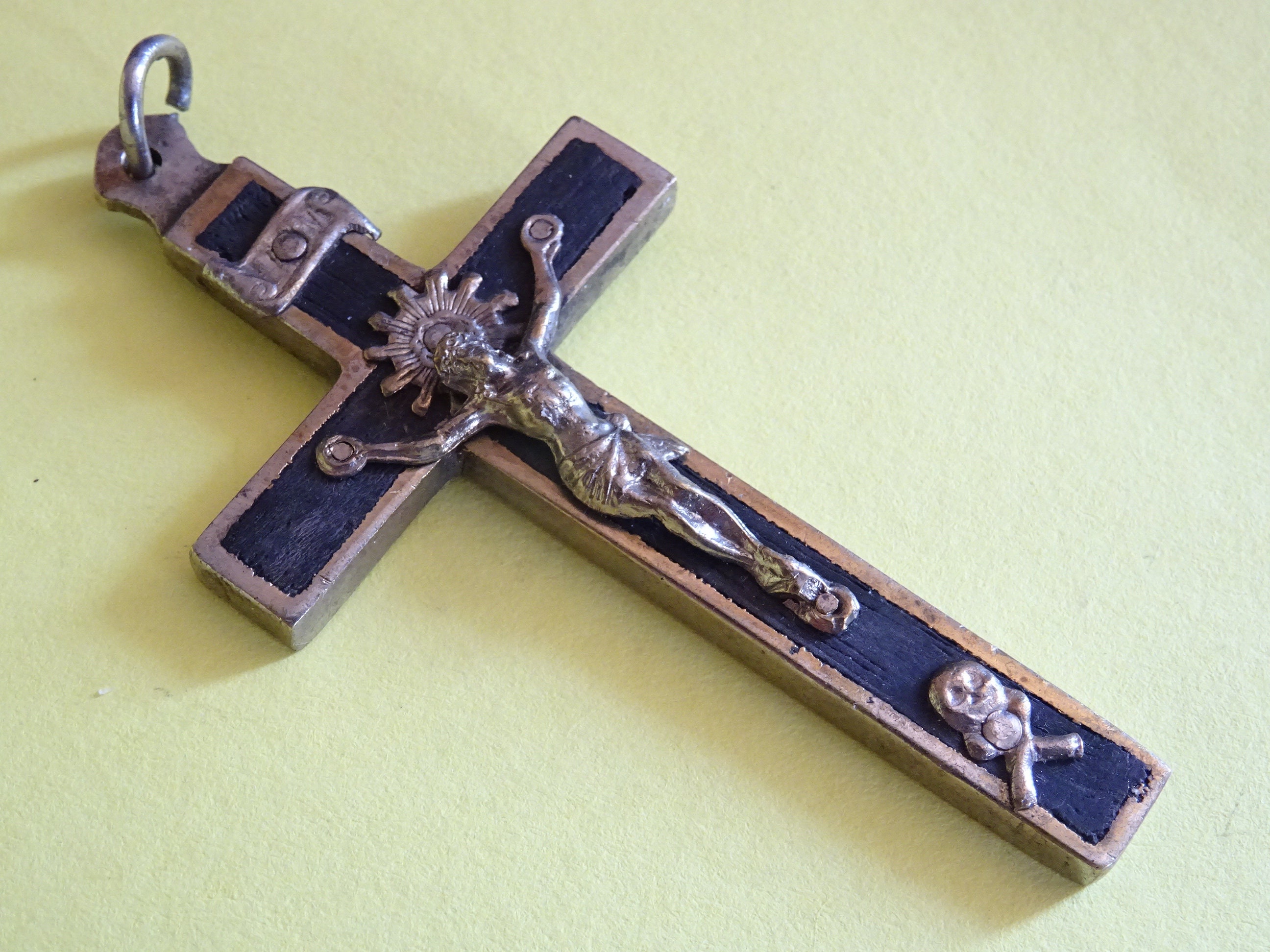 Croix Pectorale Antique, Moine, Crâne Crucifix. Os Croisés. Bois Noir. Médaille Catholique Du Saint-