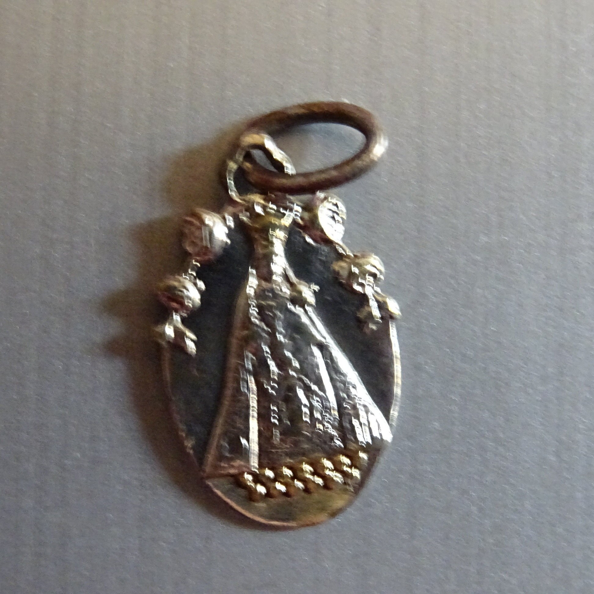 Notre-Dame Aux Roses Traînantes. Vintage Religieux Français Pendentif Médaillon Saint Charme B 790