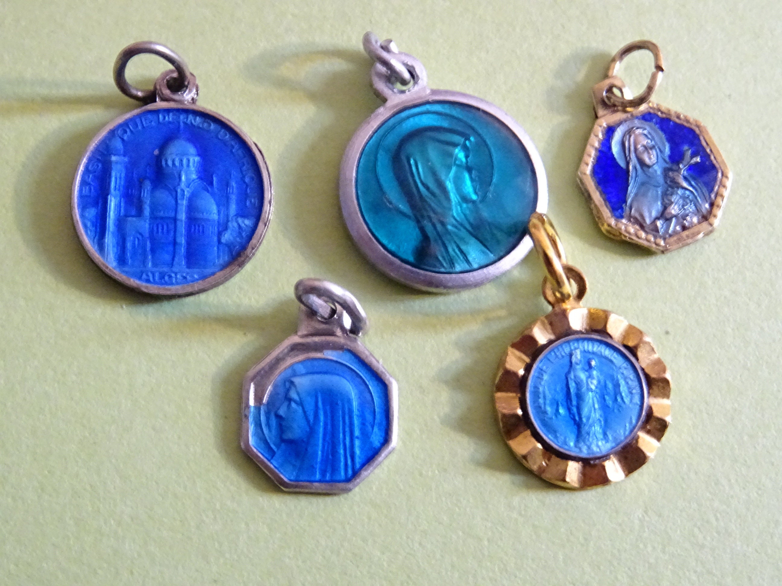 Lot 5 Vierge Marie. Sainte Thérèse d'afrique. Vintage Français Petit Émail Saint Charme Médaille Pen