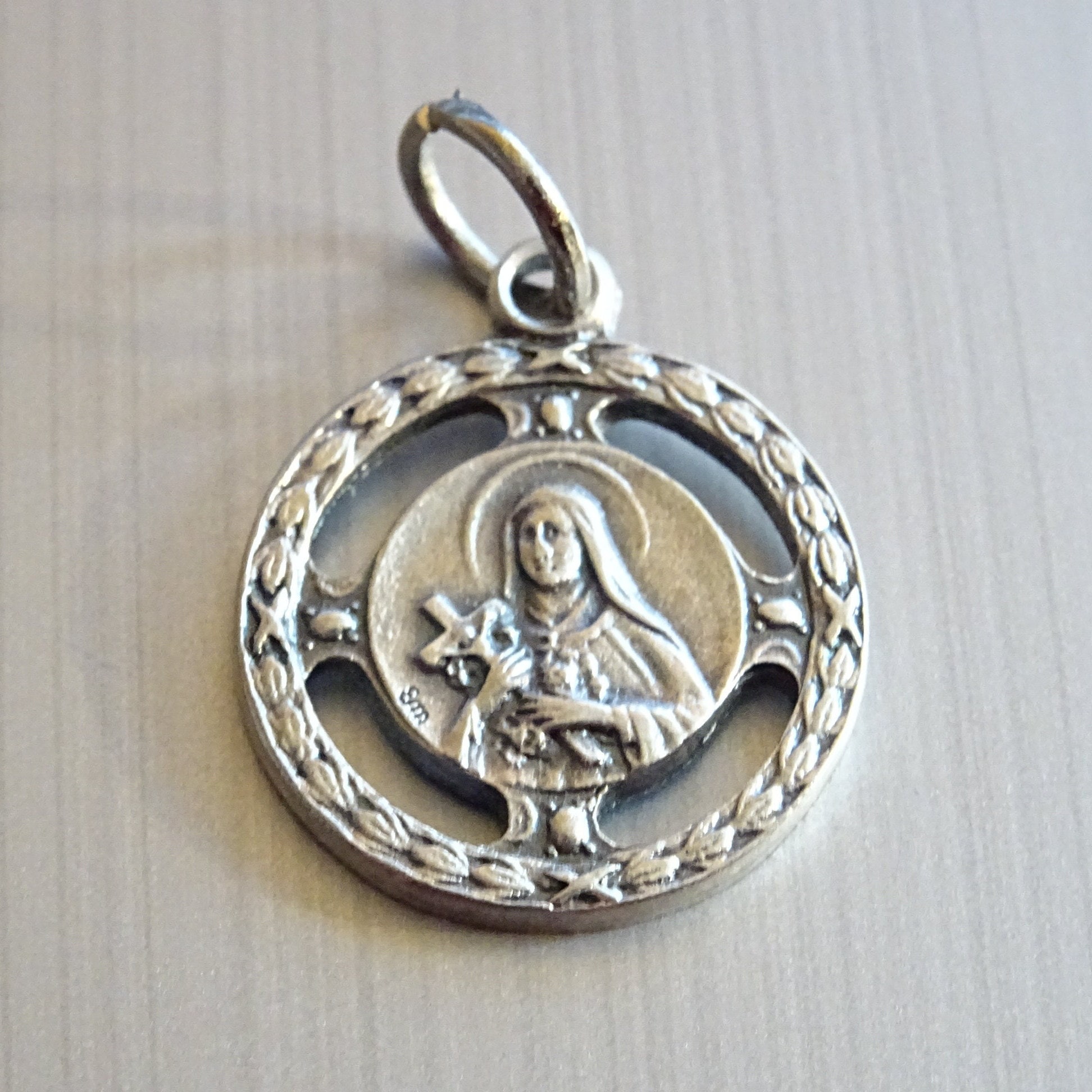 Sainte Thérèse. Saint Patron Des Missions et Fleuristes. Médaille d'argent Médaillon Pendentif Holy