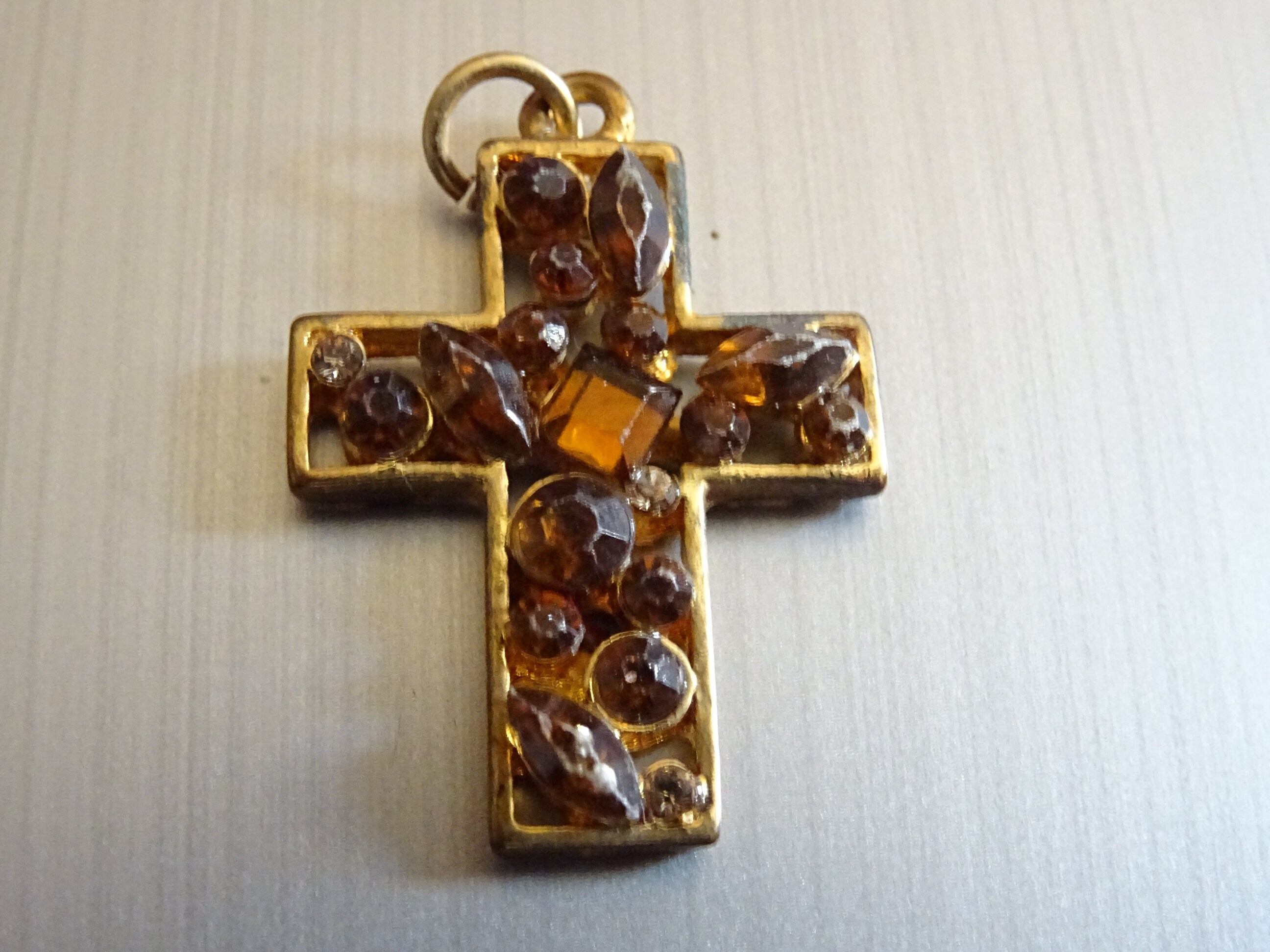 Croix Glitter Couleur Or. Pendentif Religieux Vintage Médaillon Saint Charme B 744