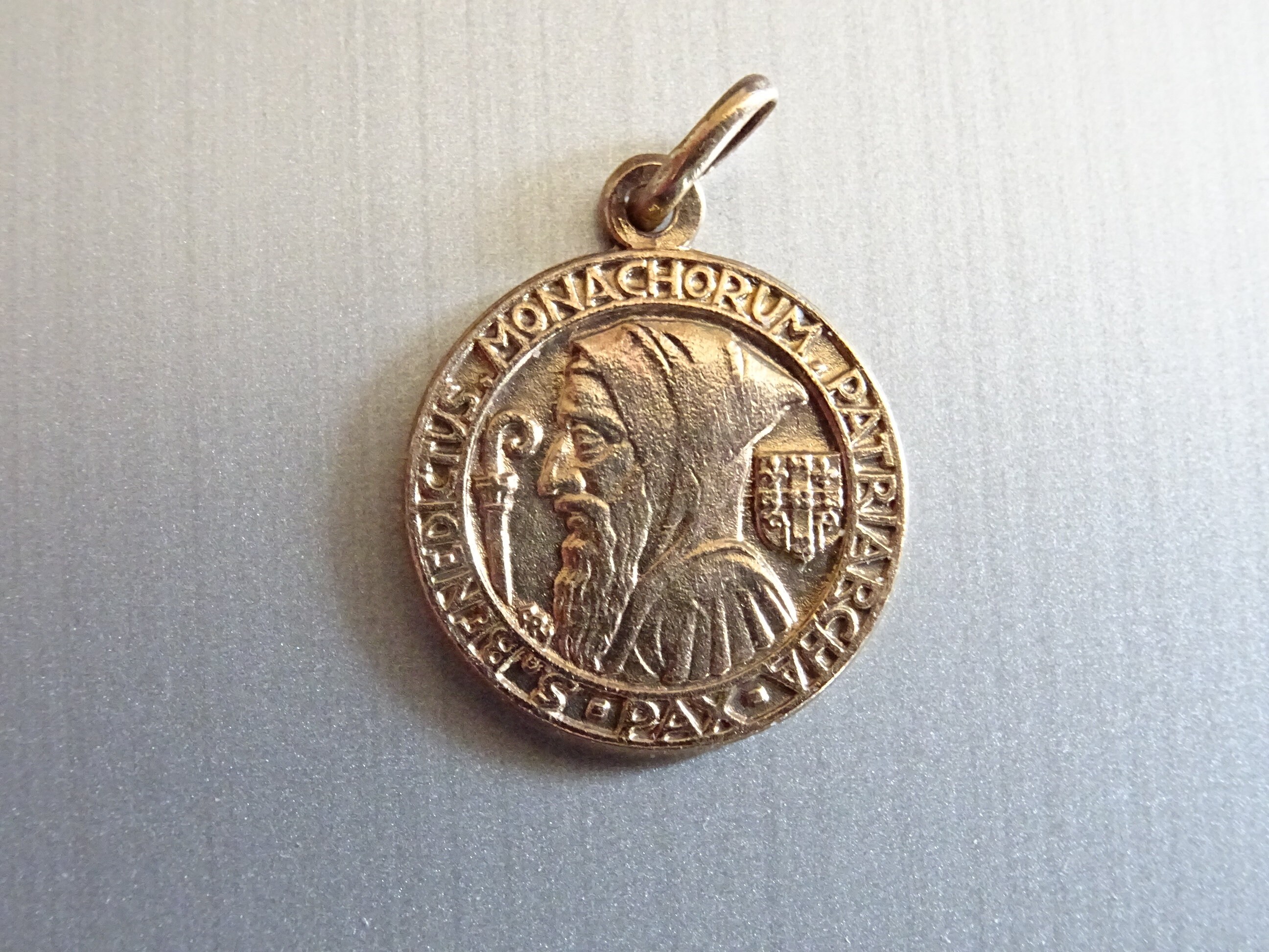 Saint Benoît Patron Saint de L'exorcisme Protéger Du Mal. Vintage Medallion Medal Pendent Holy Charm