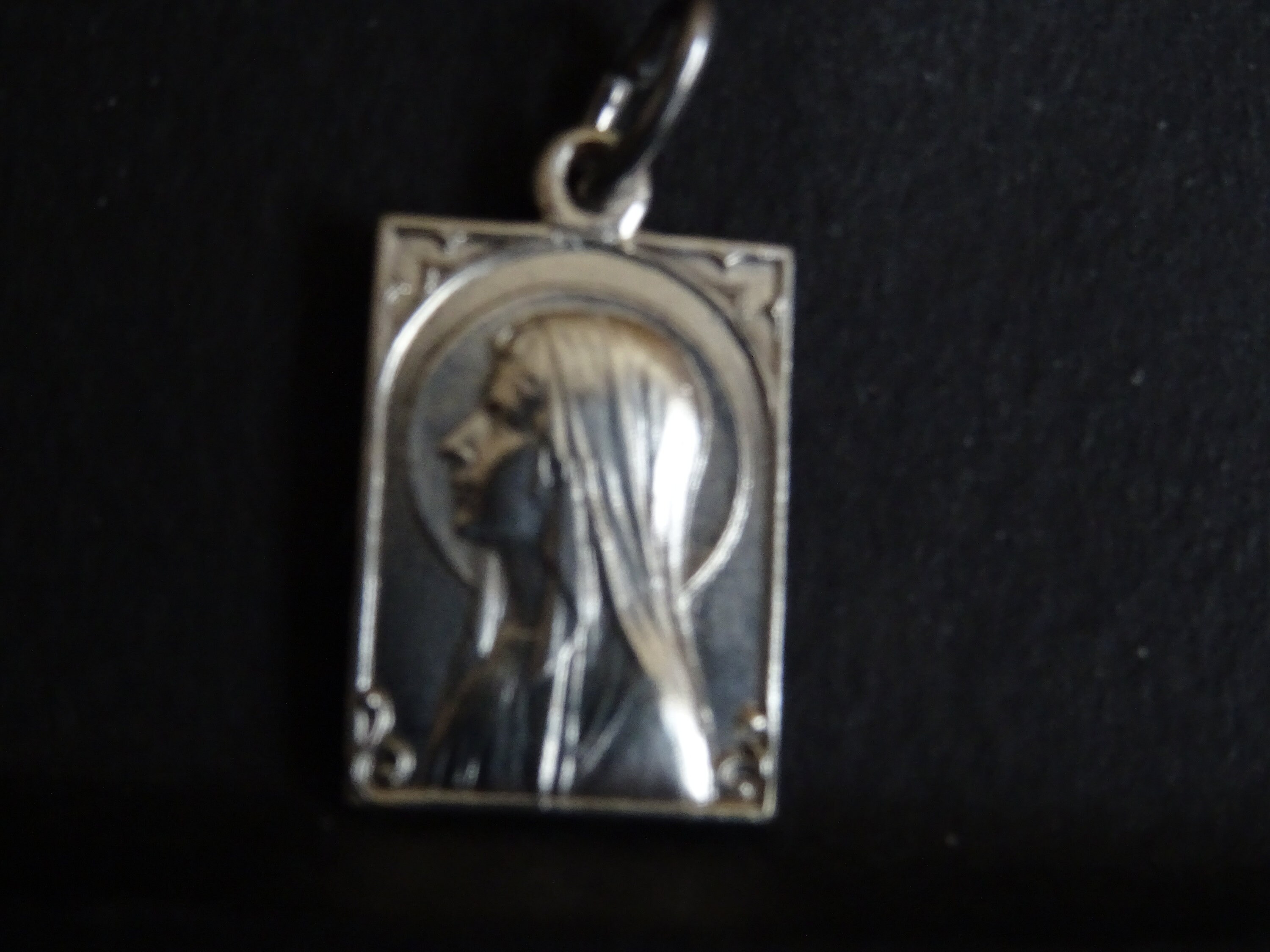 Art Nouveau Notre-Dame Lourdes Marie Médaillon Religieux Pendentif Medaille Holy Charm 2, 1 cm
