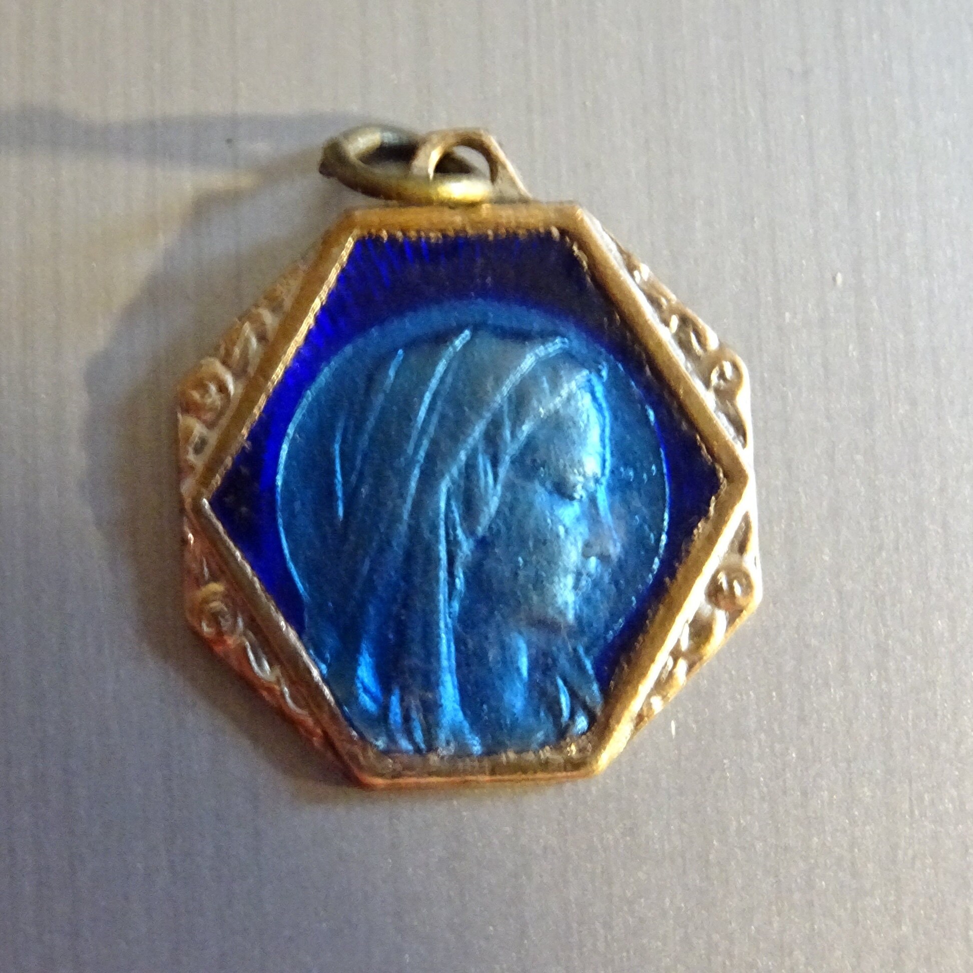 Vierge Marie Émail. Doublure Florale. Couleur Or. Médaillon Médaille Religieux Saint Charme Pendent 