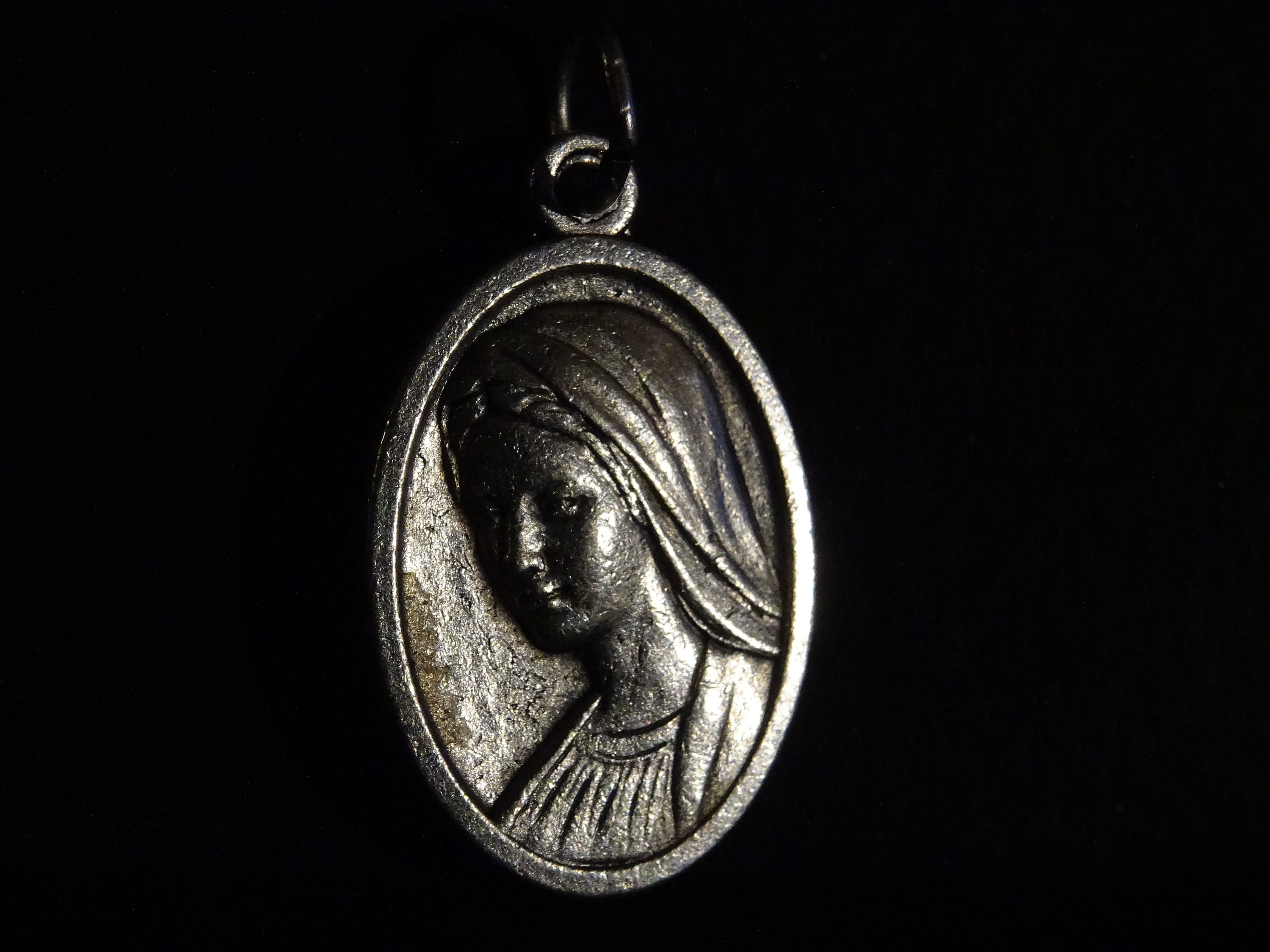 Médaillon de Pendentif Médaille Religieuse Notre-Dame Medugorje Reine La Paix