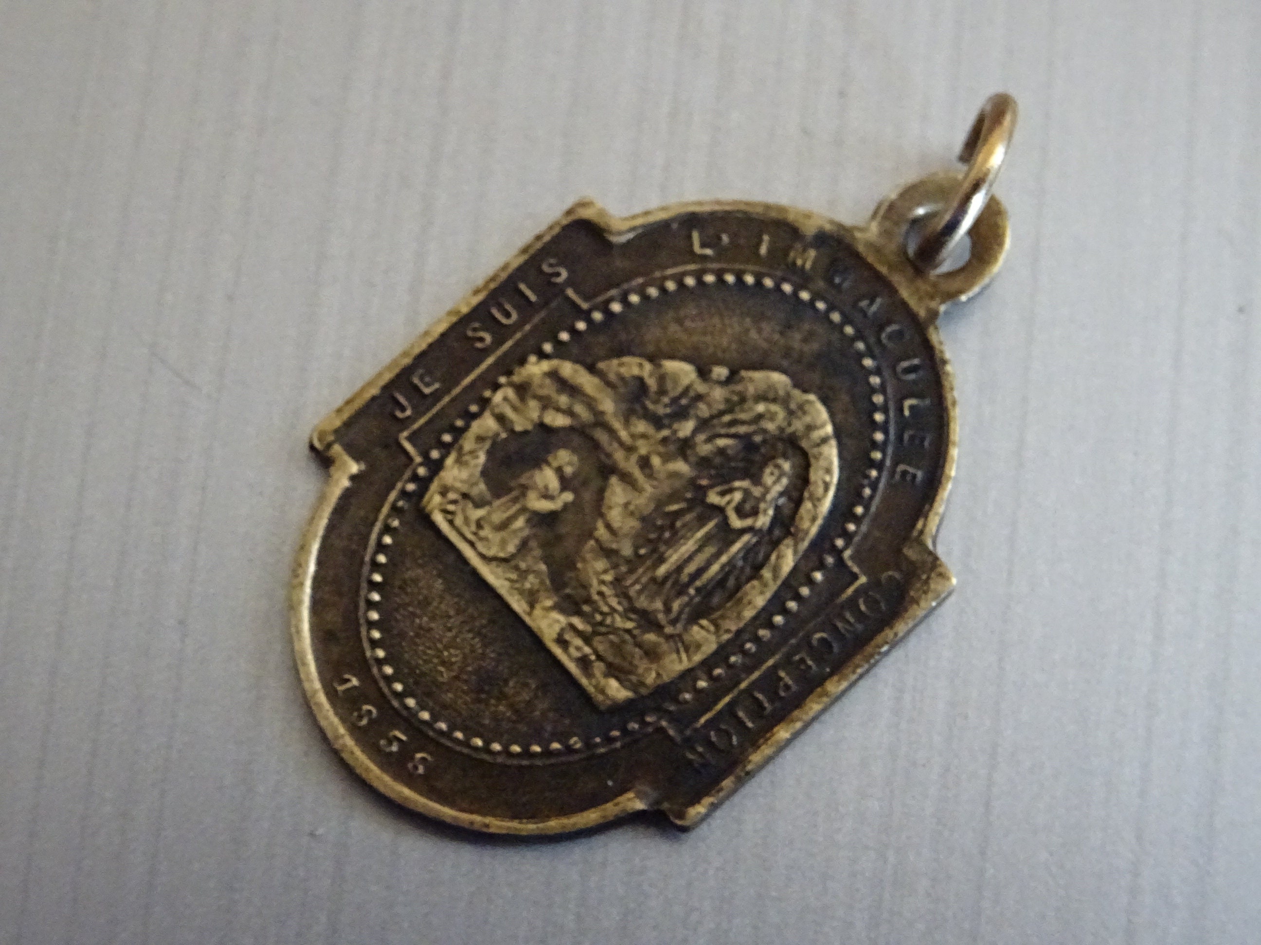 Vierge Marie. Grotte de Lourdes. Immaculée Conception. 1856. Médaille d'or. Pendentif. Médaillon. Sa