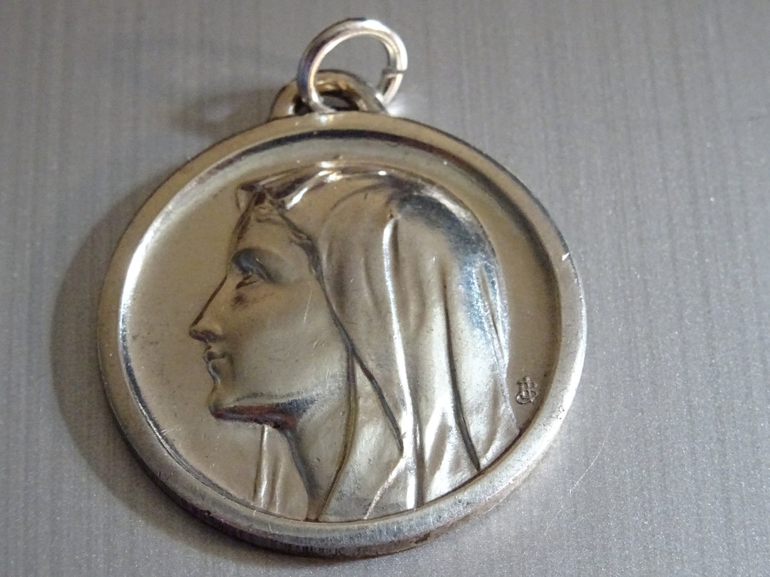 ヴィンテージ聖母マリアメダル - 署名入り宗教チャームペンダント