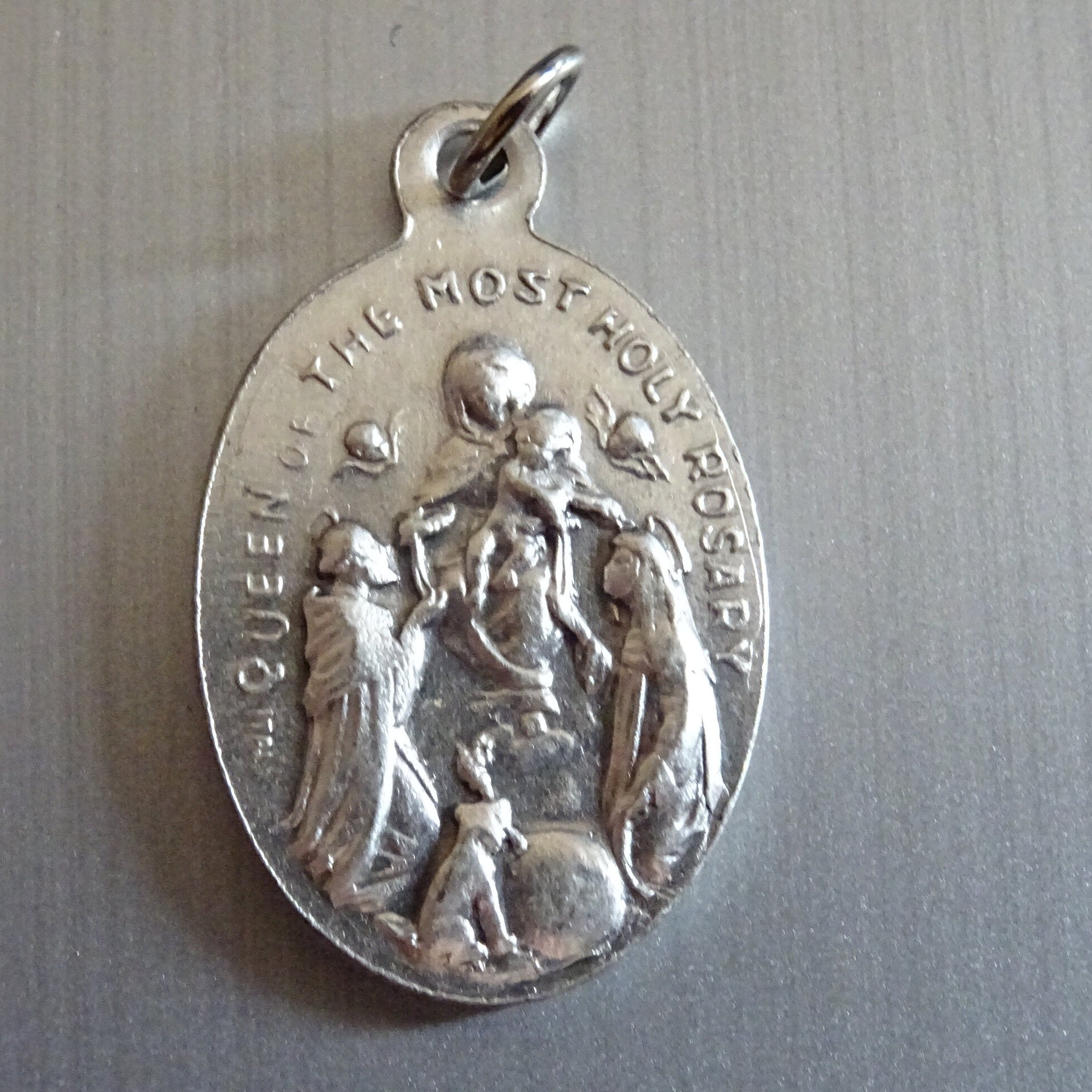 Saint Dominique. Attributs Habit Dominicain, Chien, Étoile, Lys, Livre, Bâton et Chapelet. Médaille 