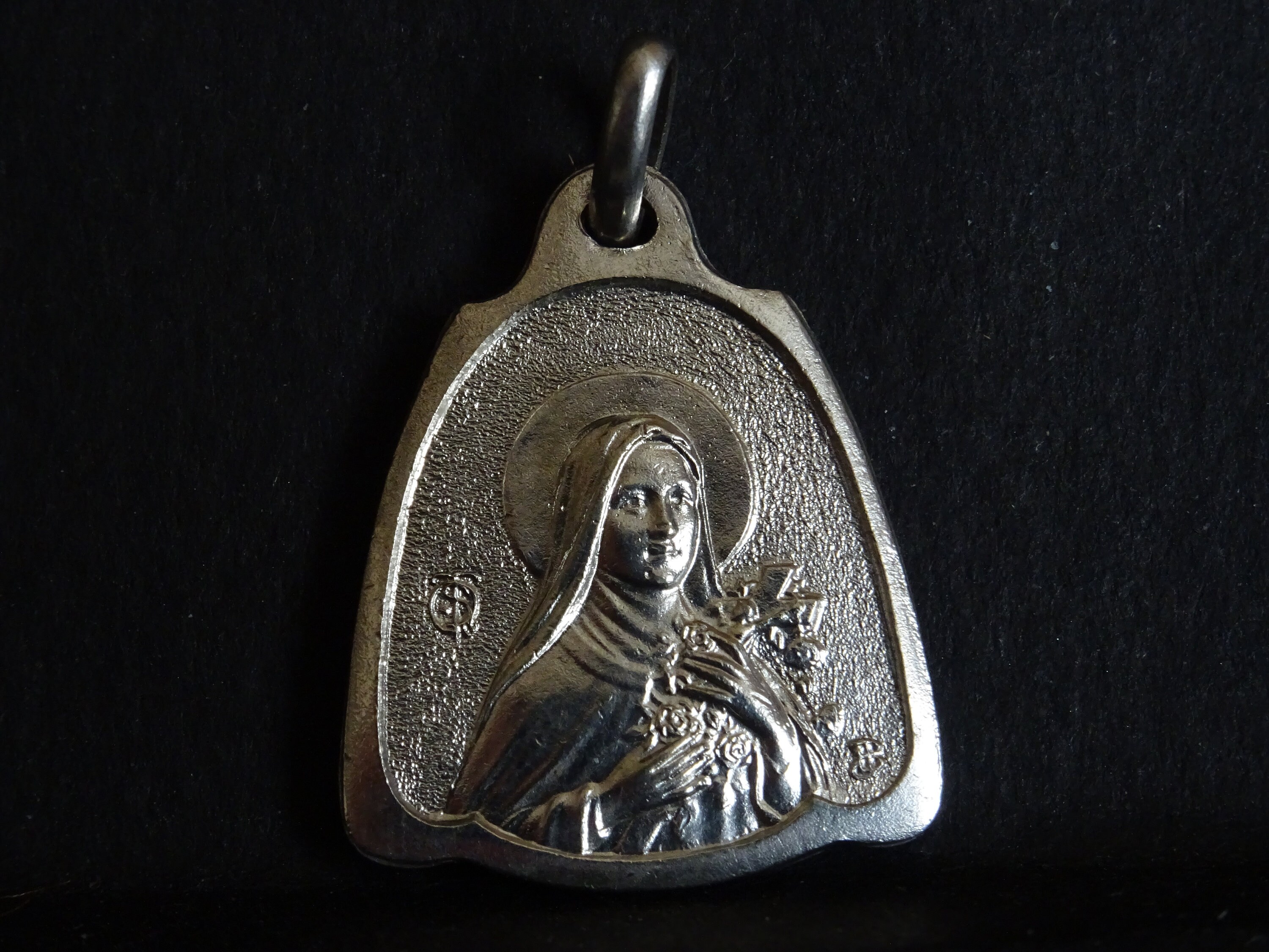 Médaille d'argent Médaillon Religieux Millésime Saint-Thérèse Signé Jb