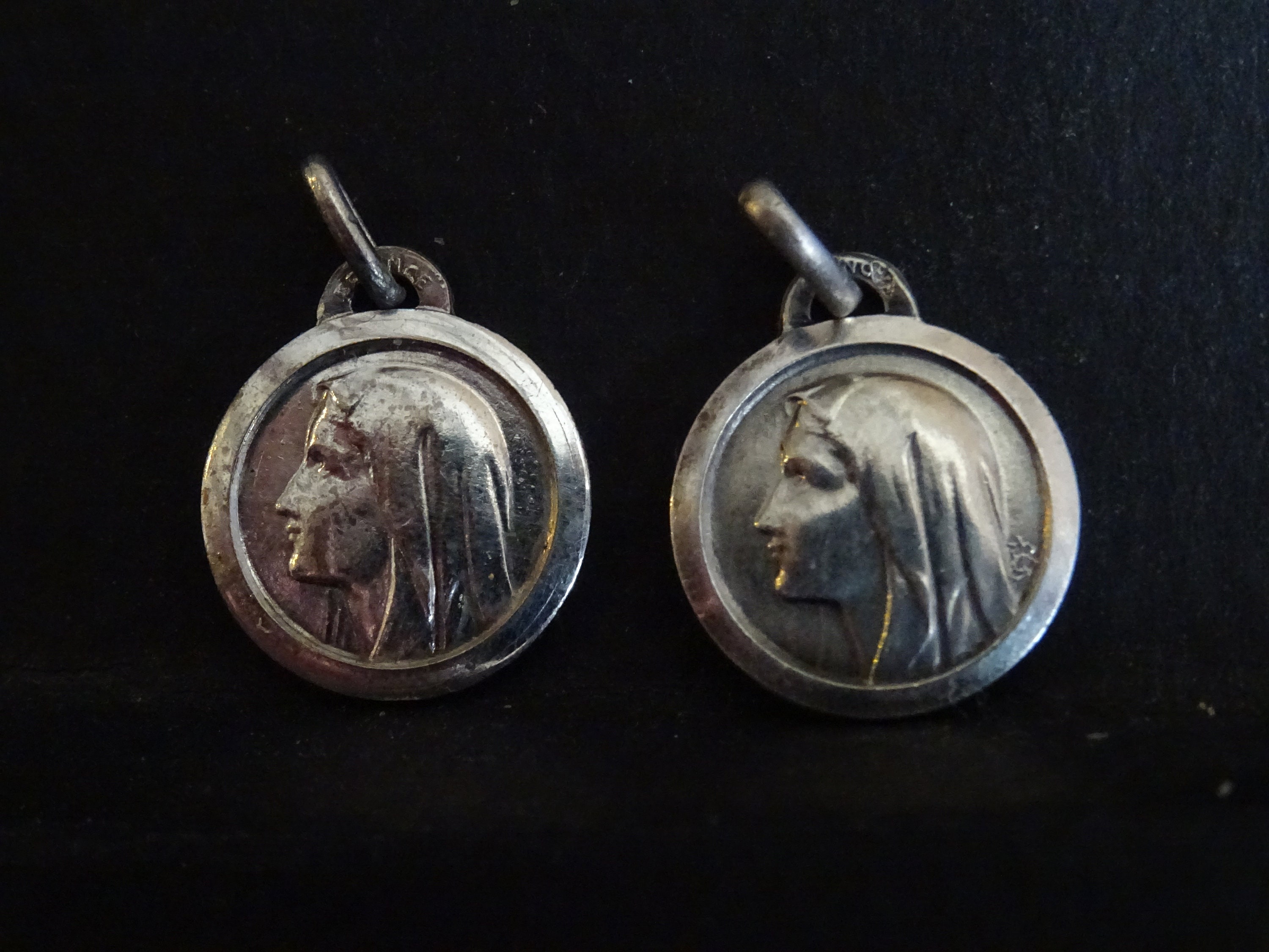 Lot 2 Vierge Marie Lourdes 1 Signé Jb Medal Antique Catholic Pendant Médaillon Holy Charm