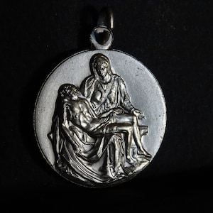 Pieta. Jesus liegt auf Marias Schoß. Papst Johannes XXIII & Papst Paul VI religiös katholische französische Silber Anhänger heilige Charm Medaillon