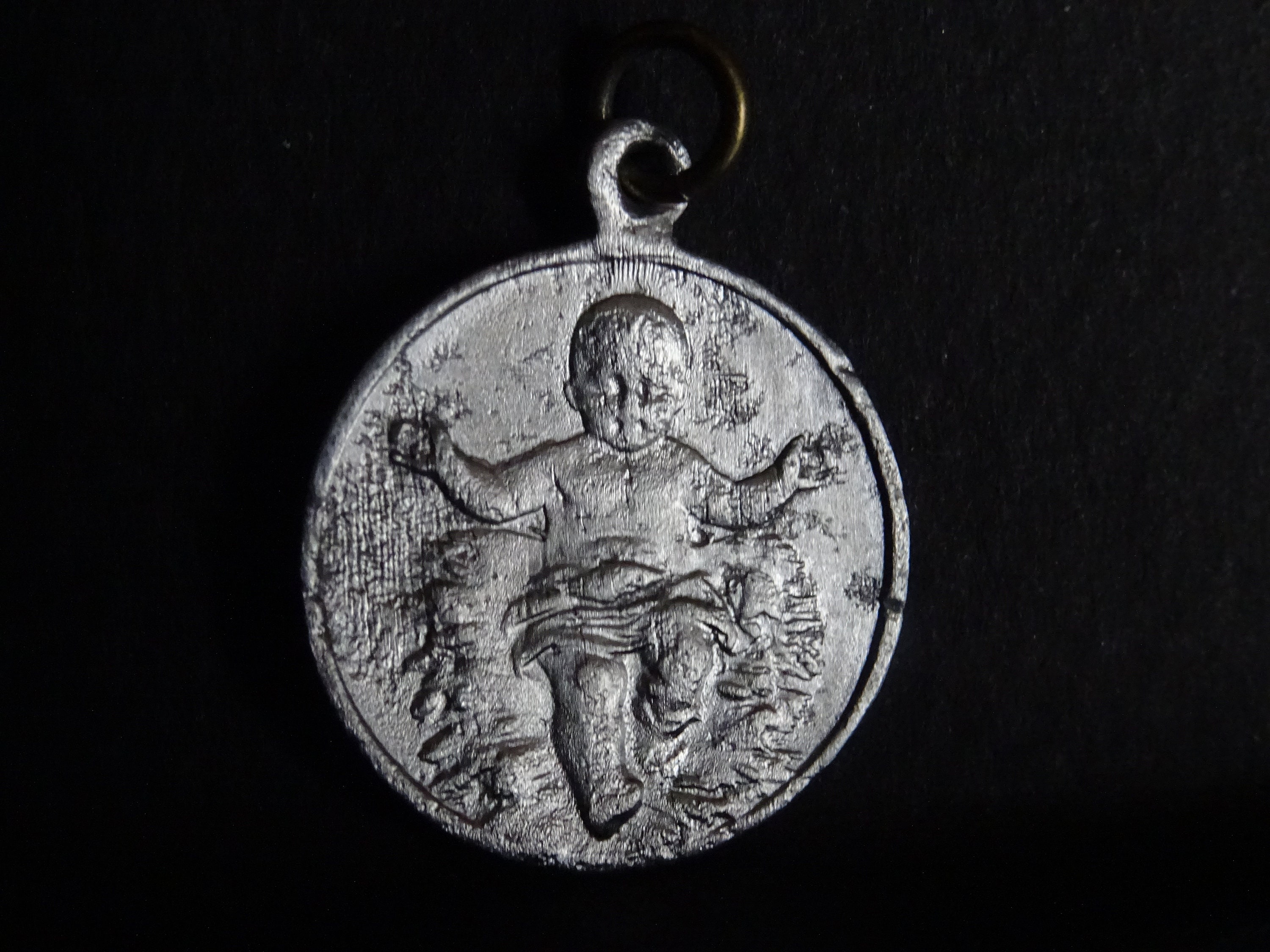 Archange, Jésus Dans Une Crèche Médaille Medaille Vintage Religieux Holy Charm Aluminium P 92