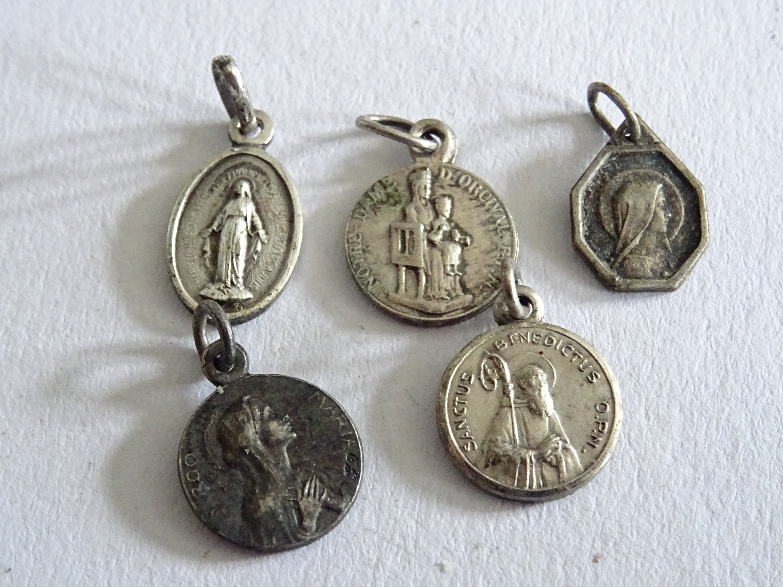 Lot 5 Millésime Français Dame de Loyn. d'oricval Benoît, Marie. Médaille Miraculeuse Holy Charm Pend