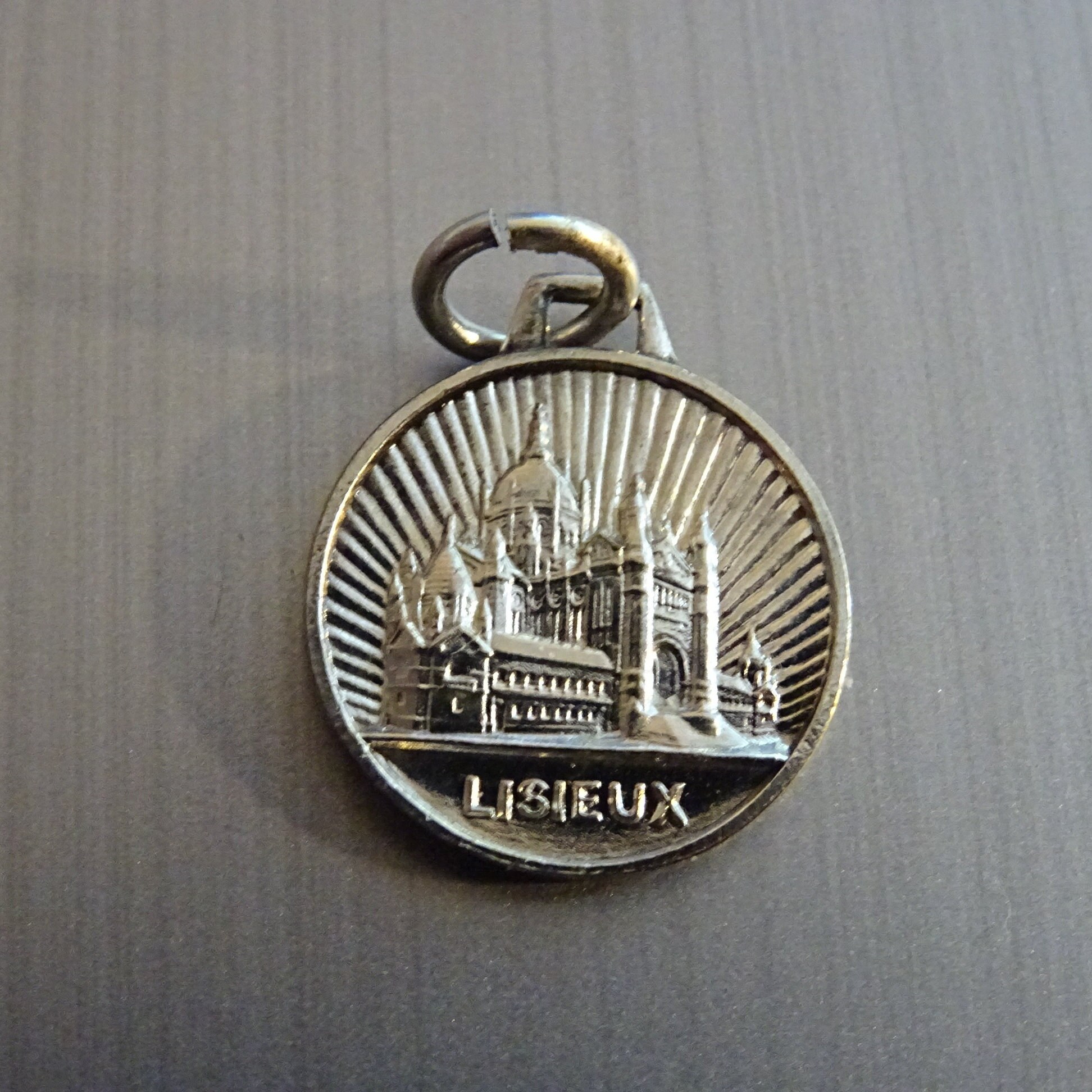 st Teresia Basilique de Lisieux. 2Ème Plus Grand Lieu Pèlerinage en France, Religieux Français Pende