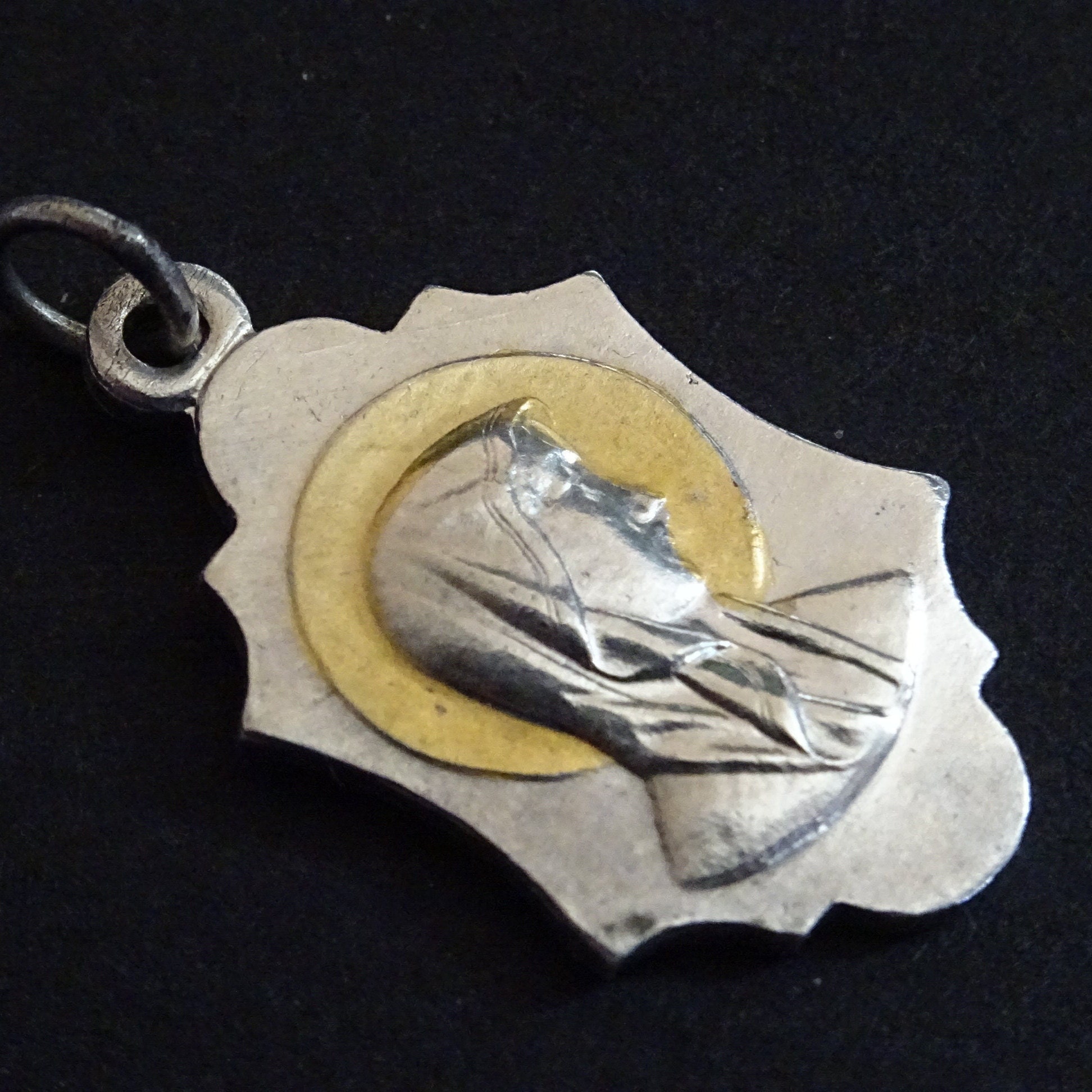 Remplisseurs d'or de La Sainte Vierge Marie. Médaillon Vintage Médaille Pendent Saint Charme D 309