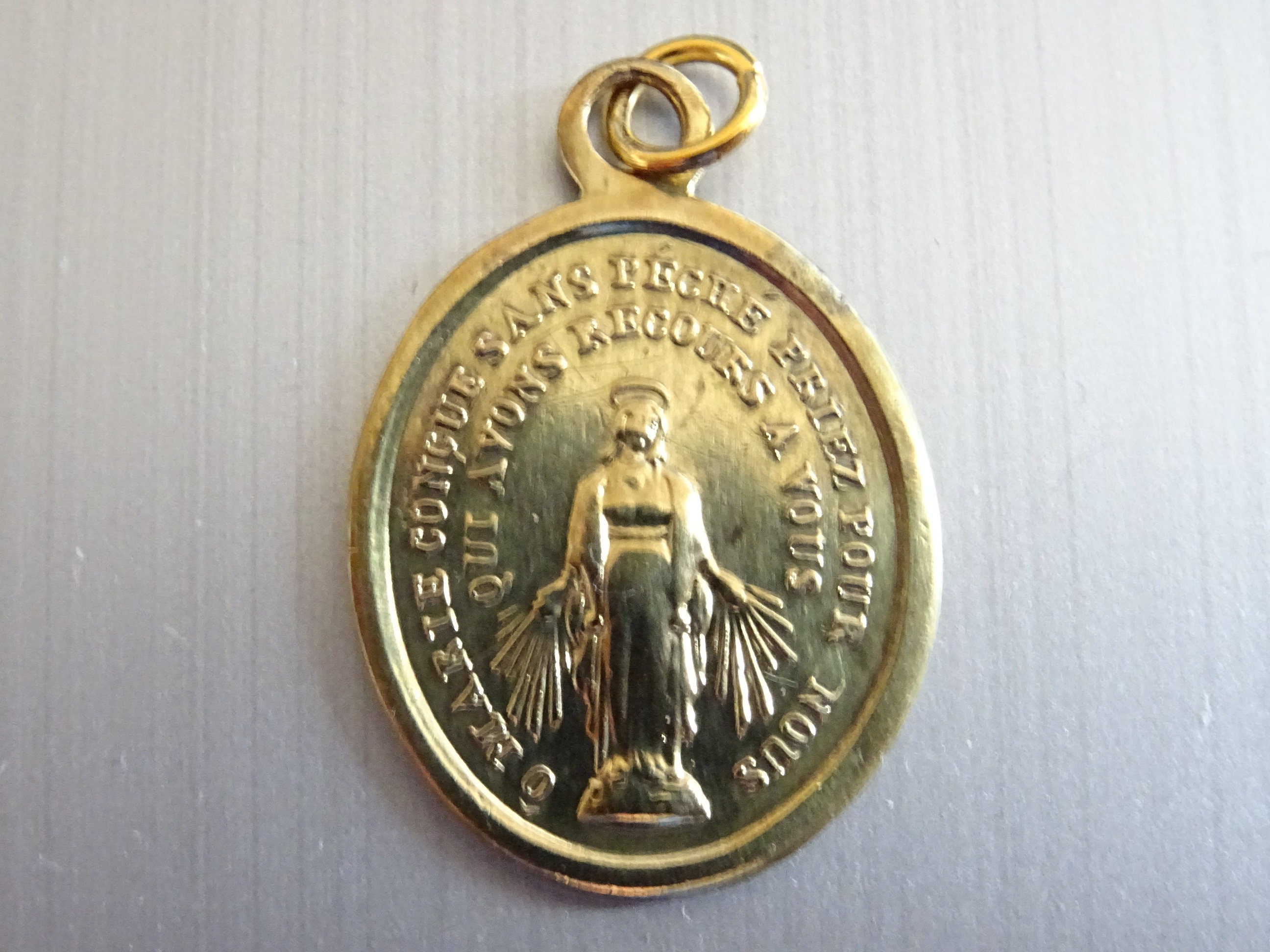 Rare, Antique Français La Dévotion Miraculeuse de Médaille et L'amour Du Monde. Couleur Or. Pendenti