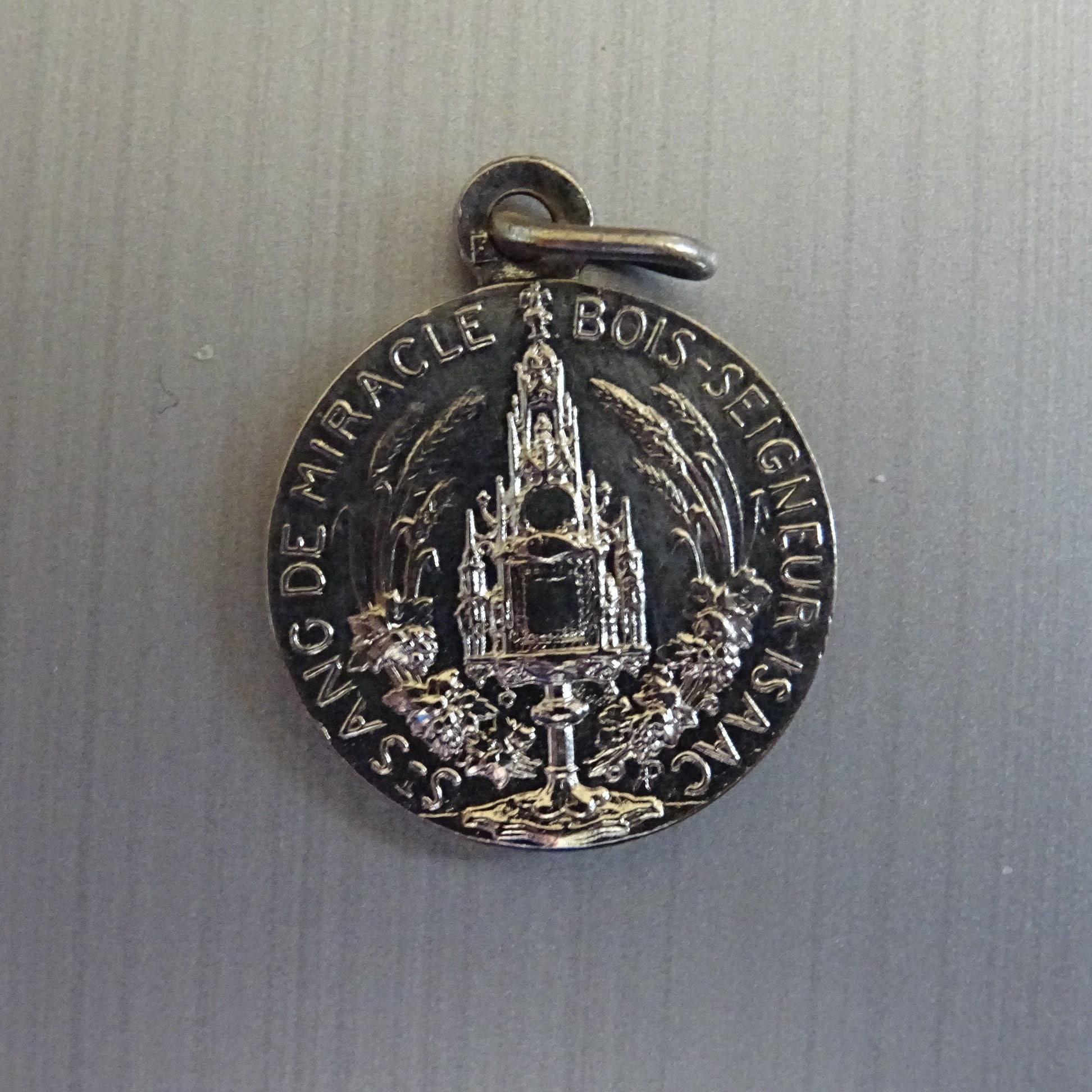 Saint Sang Du Miracle Abbaye de Bois-Seigneur-Isaac. Signé A. Penin. Médaille. Pendentif. Médaillon.