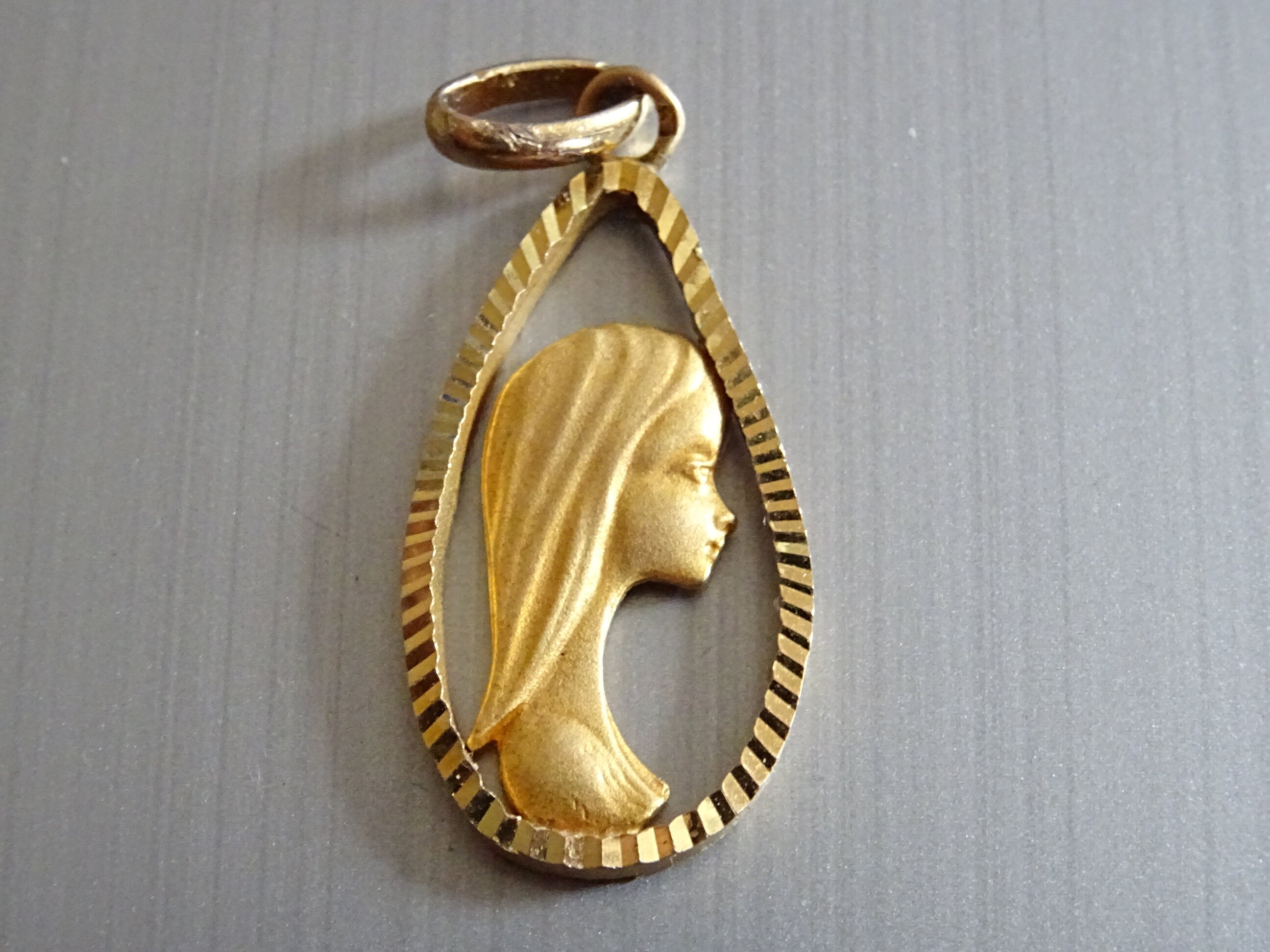 Vintage Mary Cut Out Tear Drop. Couleur Or. Pendentif Saint Charme Médaillon Médaille B 77