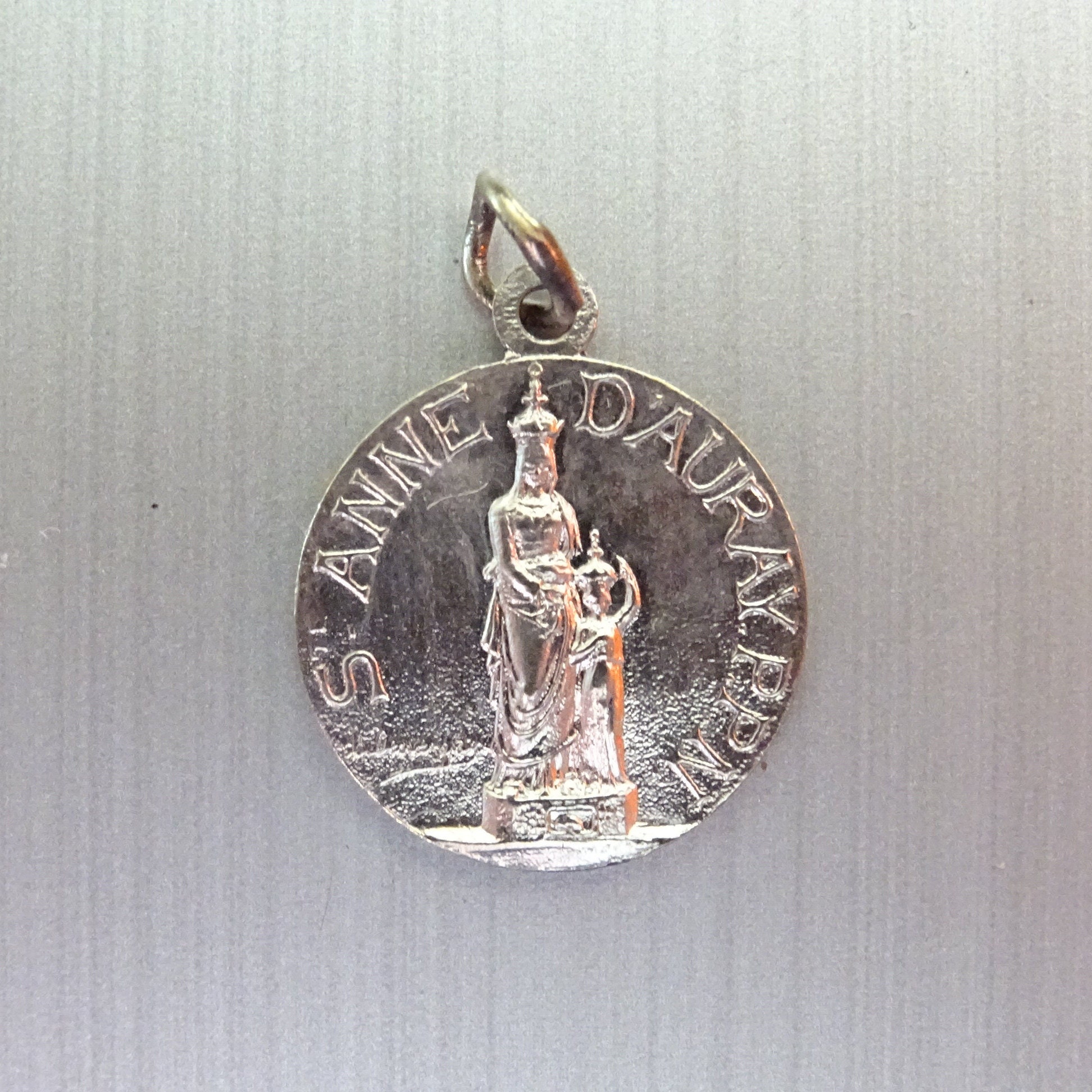 Sainte Anne d'auray . Médaille Médaillon Pendente Saint Charme B 304