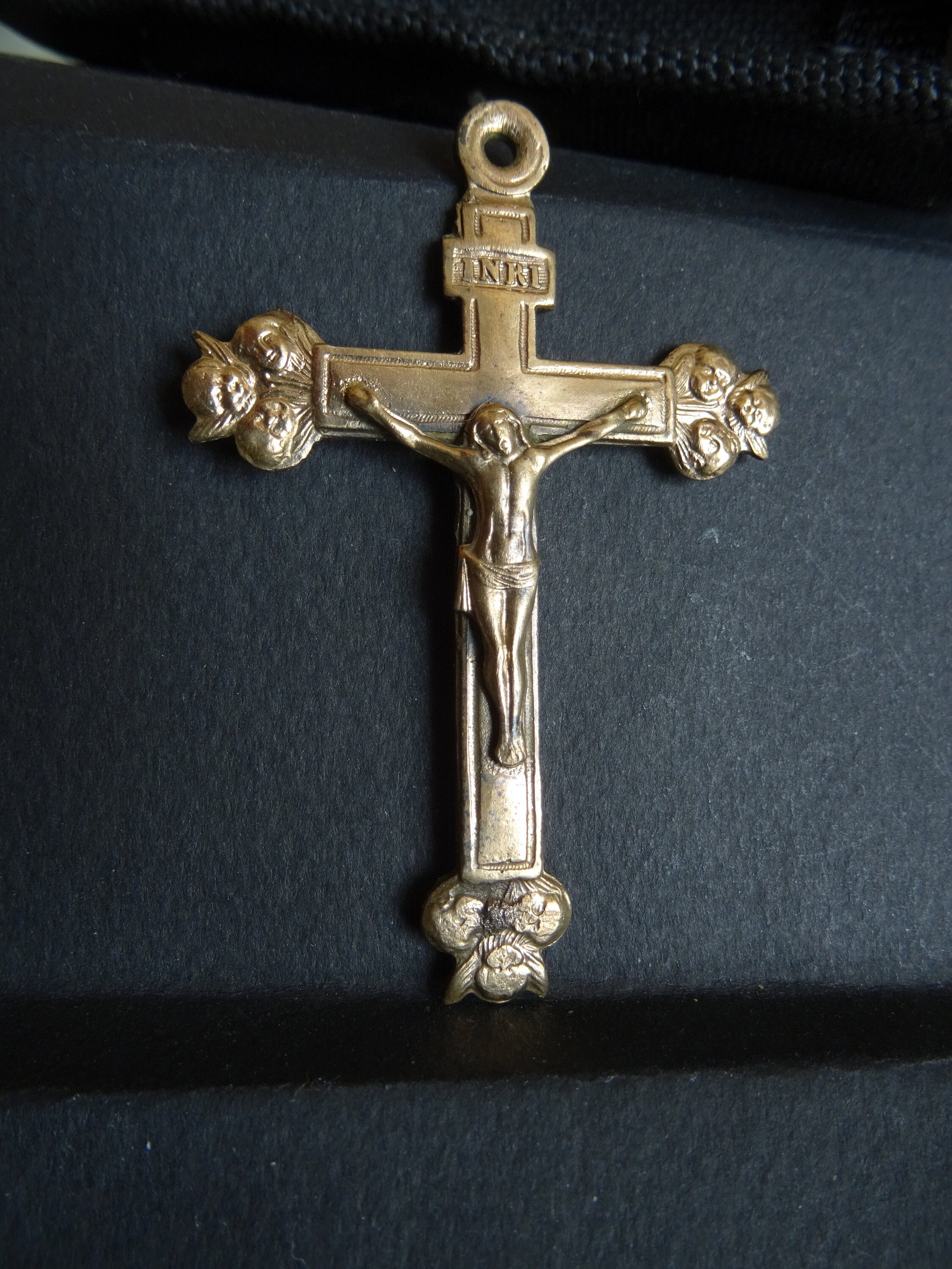 Rare Médaille Jaune Medaille Inri Français Mission Evangelist Cross avec Cherubs