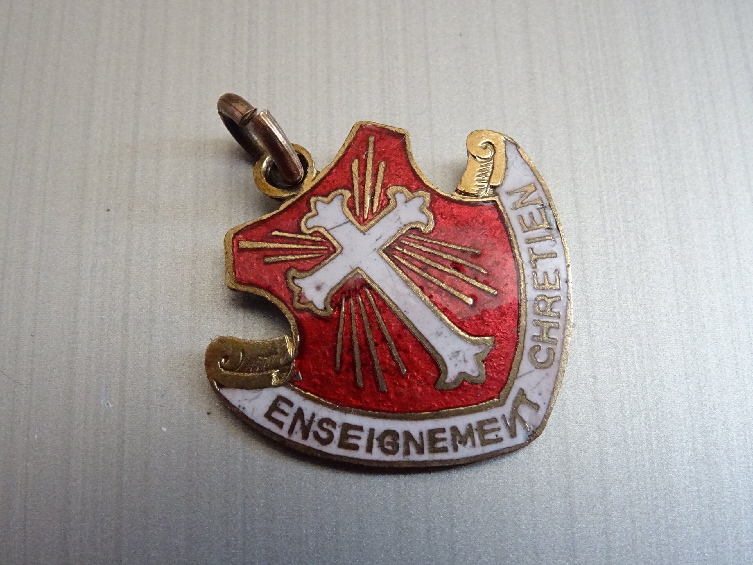 Enseignement Chrétien. Enseignement Chrétien Émail. Médaillon Vintage Médaille Pendent Saint Charme 