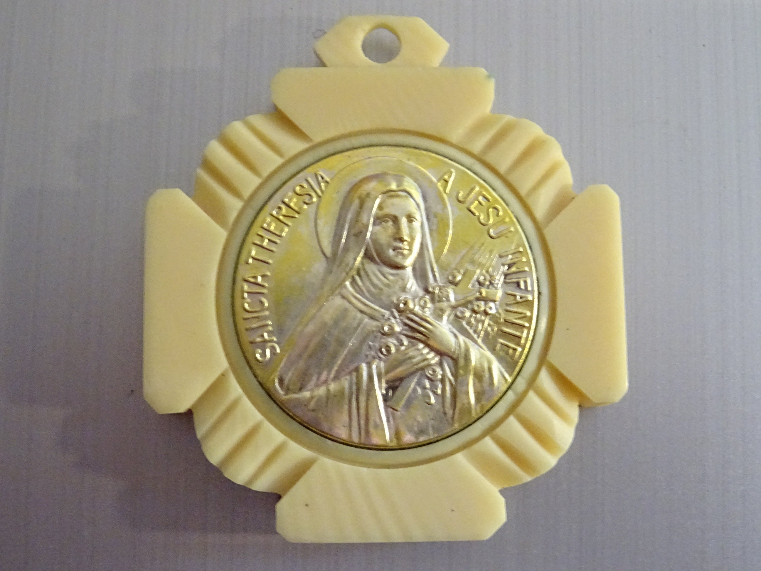Sainte Thérèse . Grande Résine. Antique Religieux Français Pendentif Médaille Saint Charme B 685