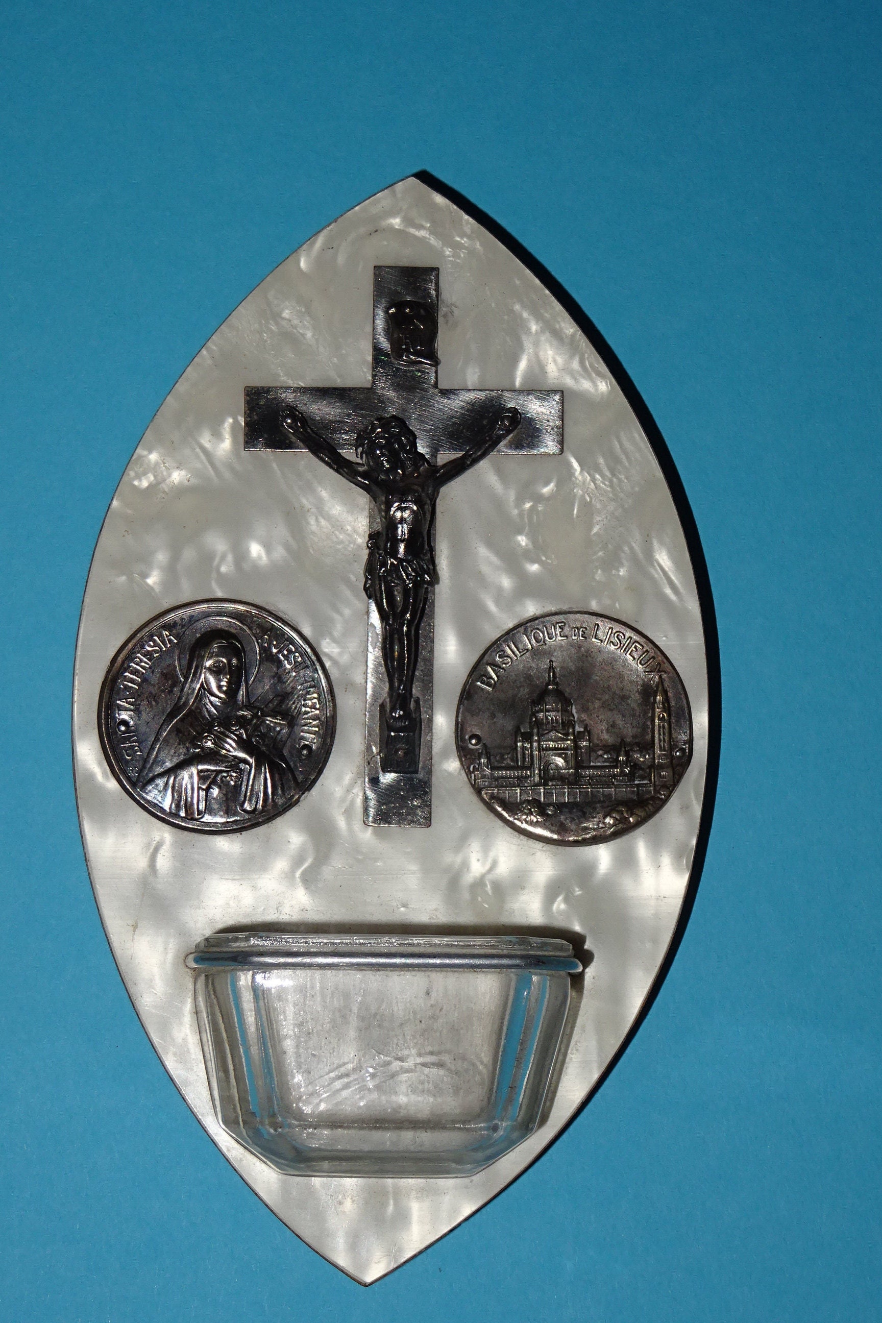 Benitier Fontaine d'eau Bénite Sainte Thérèse et Lisieux. Anciennes Français Religieuses B 657