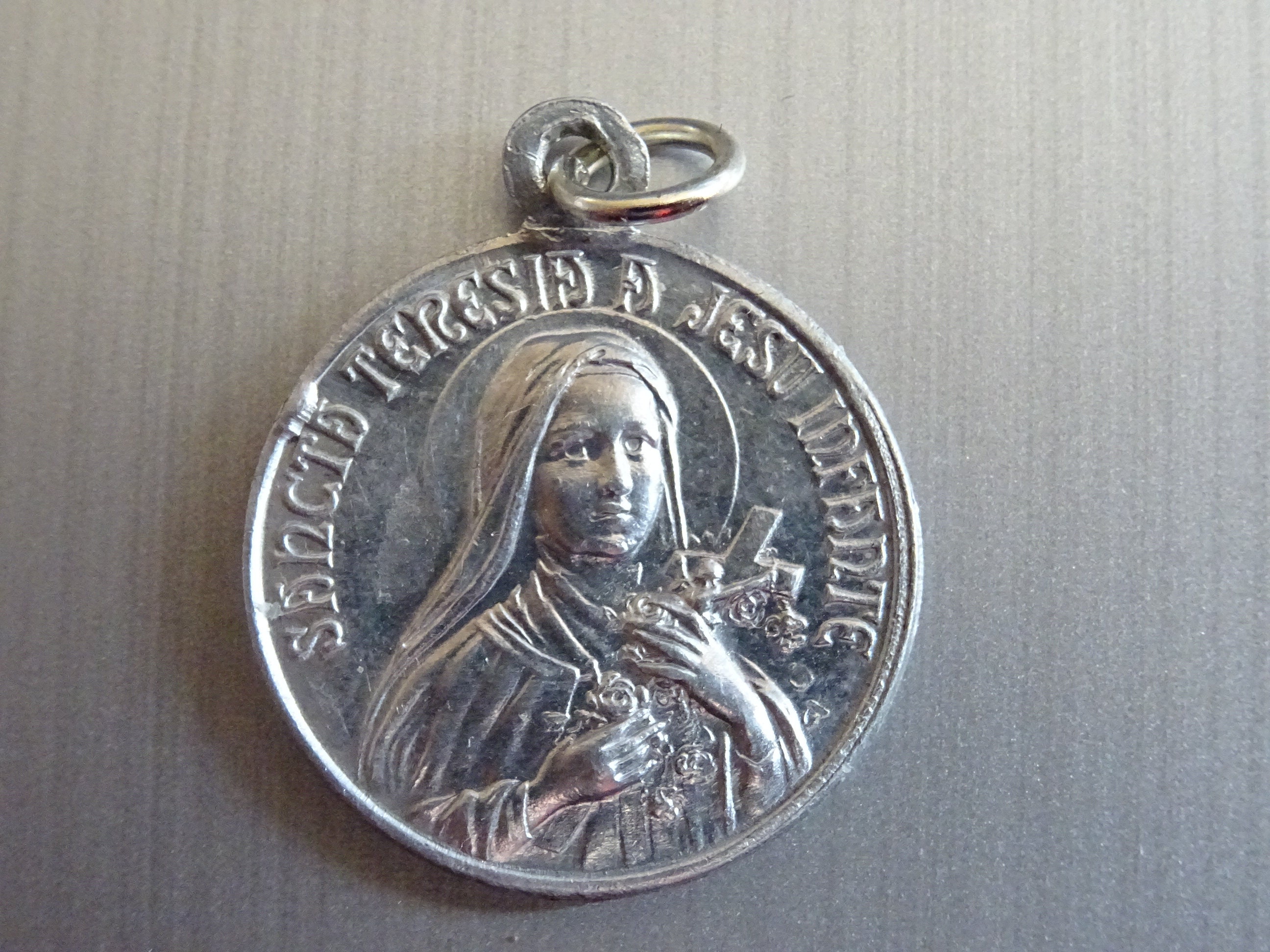 Sainte Thér Thérène Des Roses Qui Pleuvent. Vintage Pendent Medal Médaille Saint Charme B 576