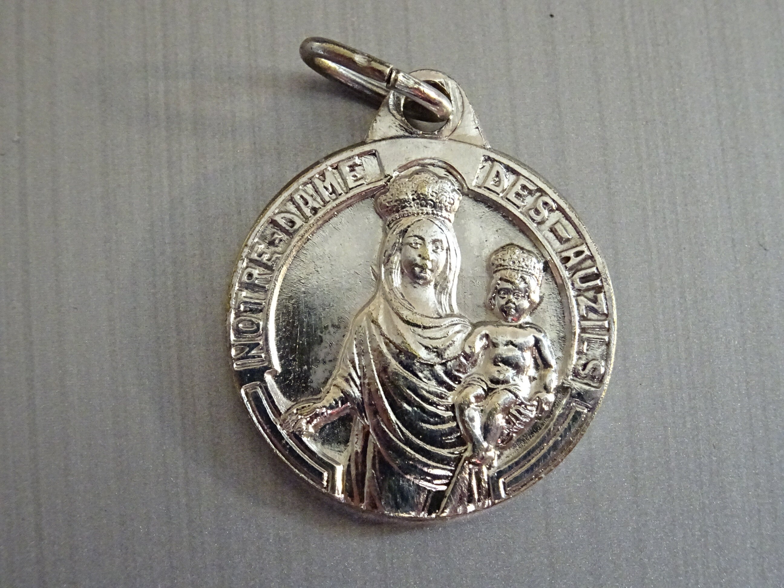Chapelle Notre Dame Des Auzils. Pendentif Français Religieux. Médaille Médaillon Saint Charme B 586