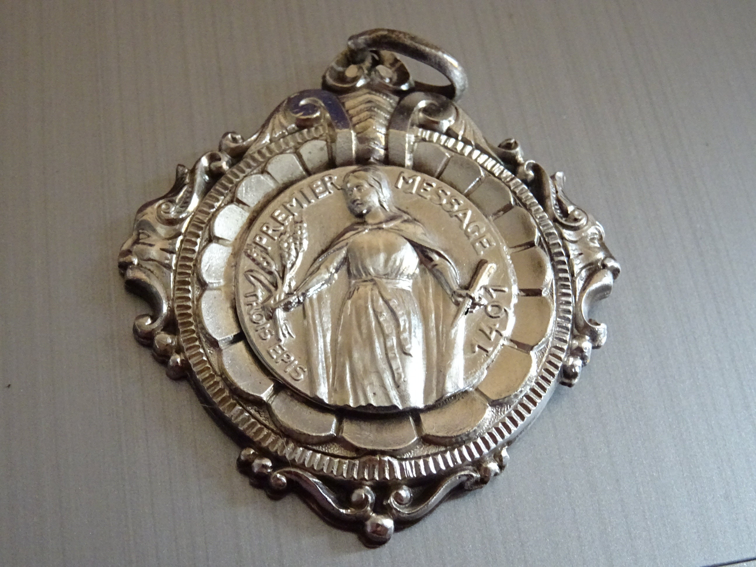 Massage Premier. Apparition à Trois Epis 1491 Français Millésime Pendentif Religieux Médaillon Saint