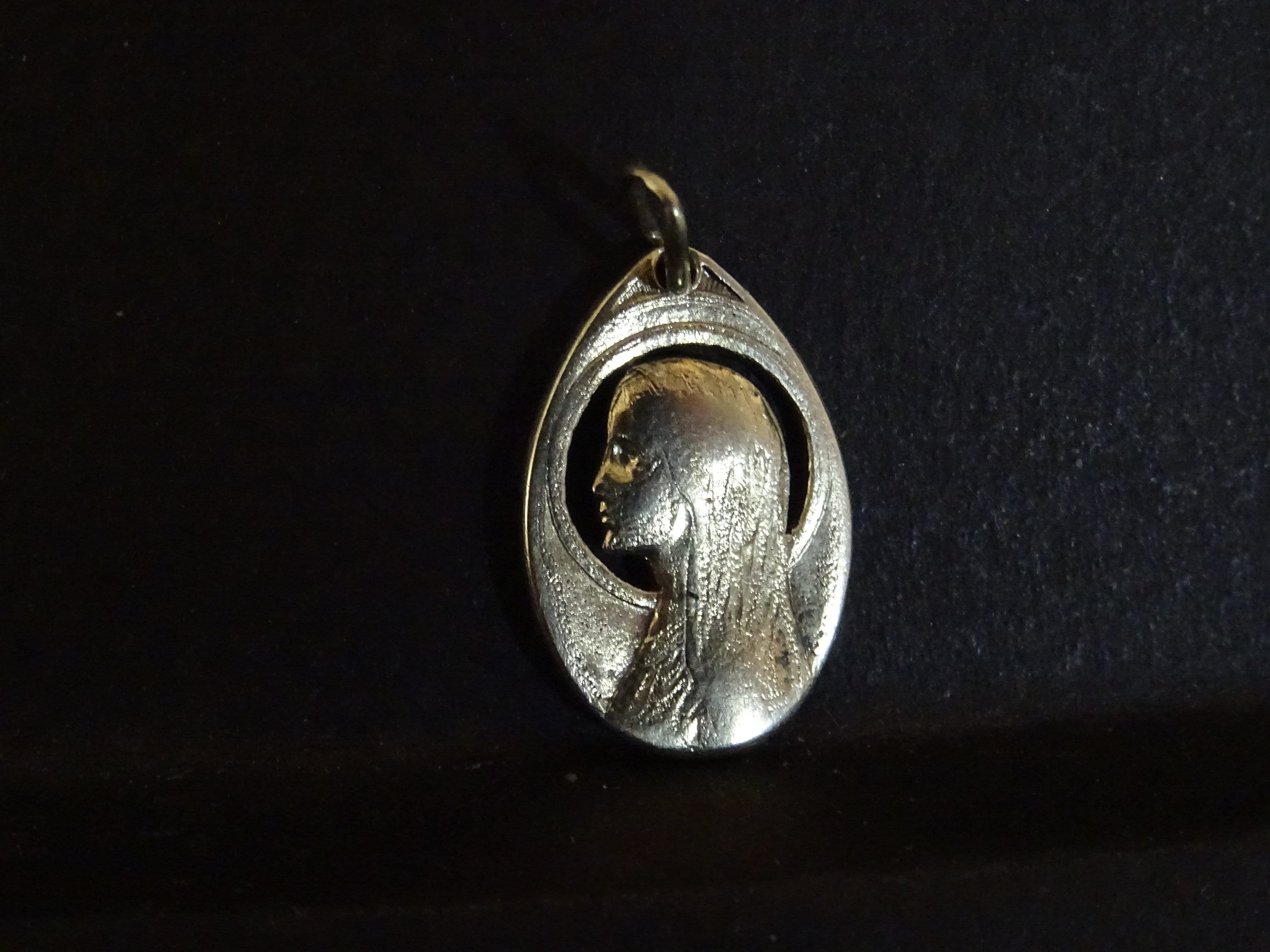 Vintage Virgin Mary Cutout Medaille Médaille Religieuse