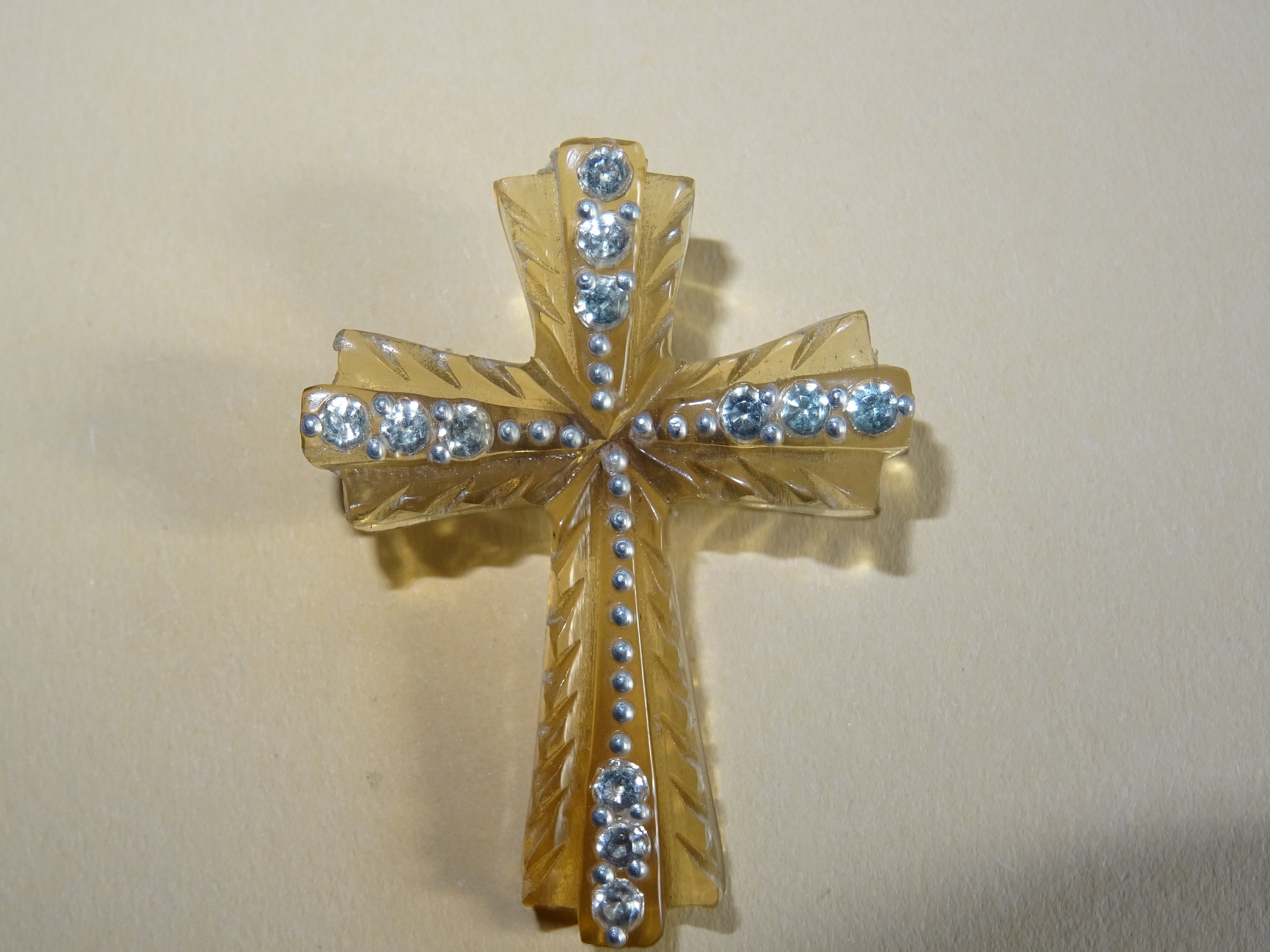 Insert Gravé Résine Religieuse Broche Croix Médaille