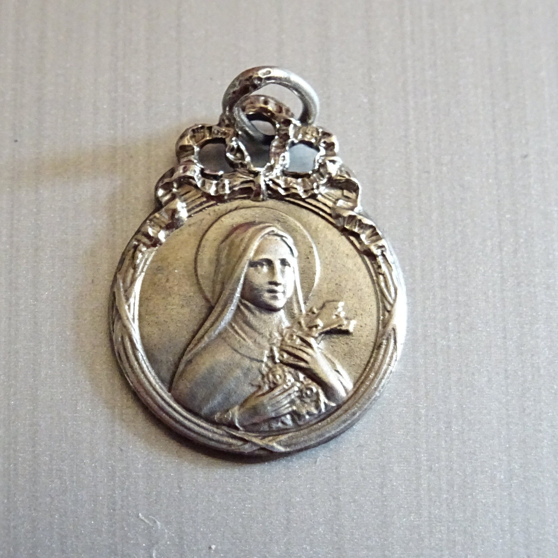 Sainte Thérèse Raining Roses. Vintage Religieux Français Pendentif Médaillon Saint Charme B 789